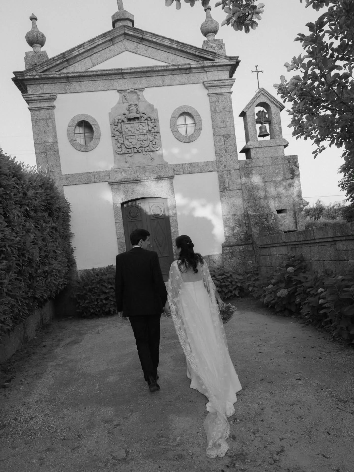 M &amp; T had a beautiful outdoor wedding set in a timeless venue 🤍
.
.
Photo/Video - @notyourtypicalphoto
Dress - @mariapaivaatelier
Suit - @crialme
Venue - @casadevilaverde
Wedding Planner - @parautaevents
Cake - @pecado_dos_anjos
DJ - @glamour360
