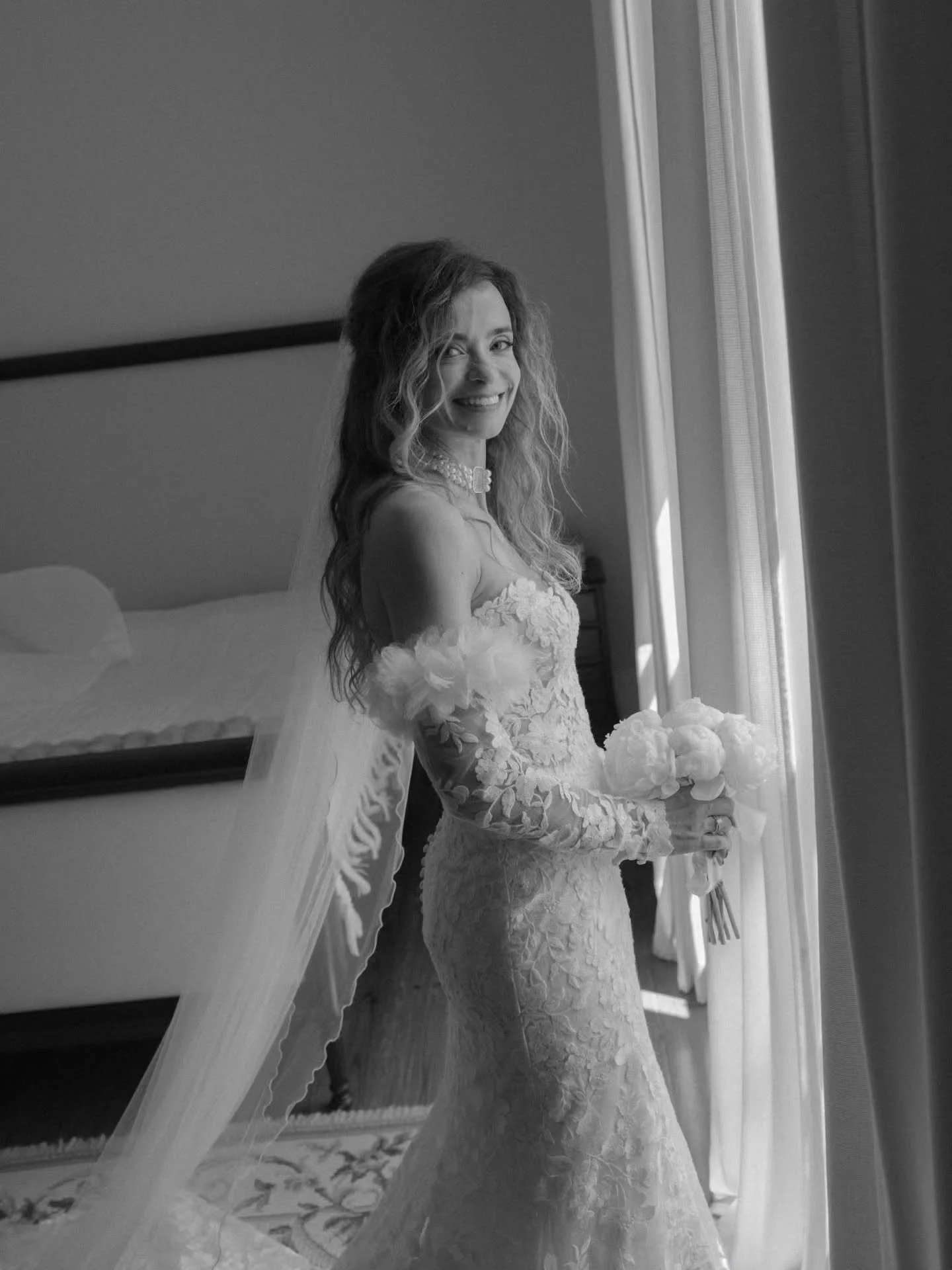 Catarina's smile says it all 🤍
.
.
Photo - @notyourtypicalphoto
Makeup - @lidia.maciellm
Hair - @tanialmeida80_hair
Venue - @lugar.eventos
Band - @hangoverband.oficial