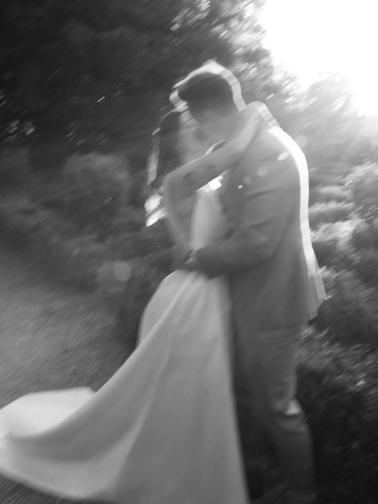 Whitney and Benjamin 🤍 A love story framed in black and white 
.
.
.
Photo - @notyourtypicalphoto
Bride - @whitnenowak
Groom - @benjikur
Venue - @quintadotorneiro
Wedding Planner - @lisbonweddingplanner