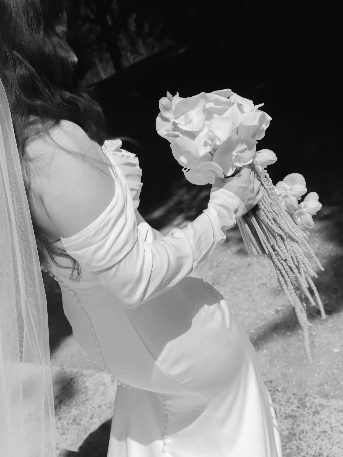 A black and white moment. Vanessa, effortlessly beautiful.
.
.
.
Photo/Video - @notyourtypicalphoto
Bride - @vanessadiasveiga
Dress - @cremecouturebridal
Hair - @andreiamolho.hairstylist
Makeup - @liziapp.studio
Groom - @jveigaa
Suit - @channerskw
Ve