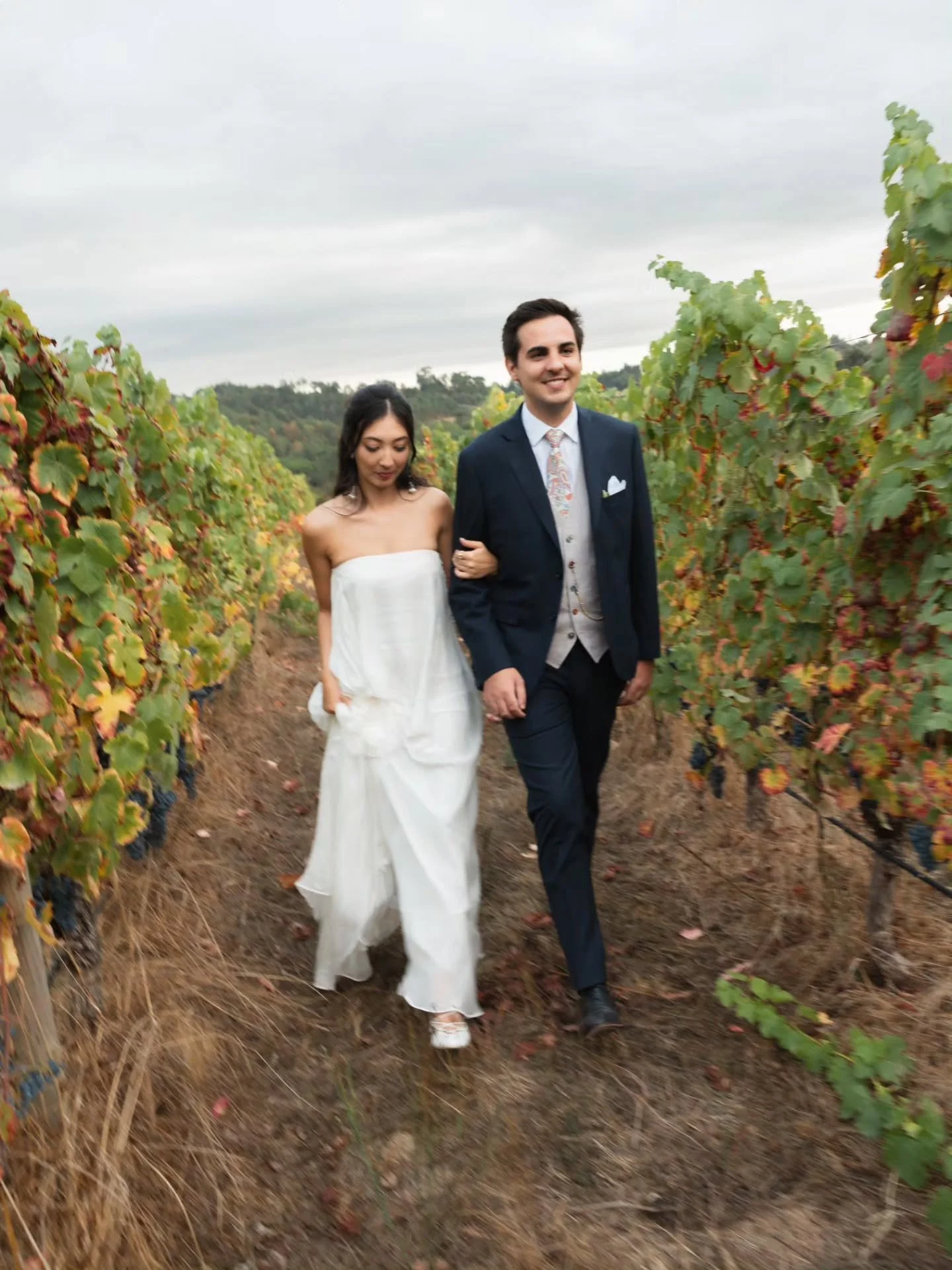 Wedding in the vineyards? Yes, please!
.
Photo - @notyourtypicalphoto
Bride - @danielanikaitow
Makeup - @ac.makeup.ig
Suit - @prassa_cerimonia
Venue - @medronheiro
DJ - @bloomeventospt
Flowers - @menezporto