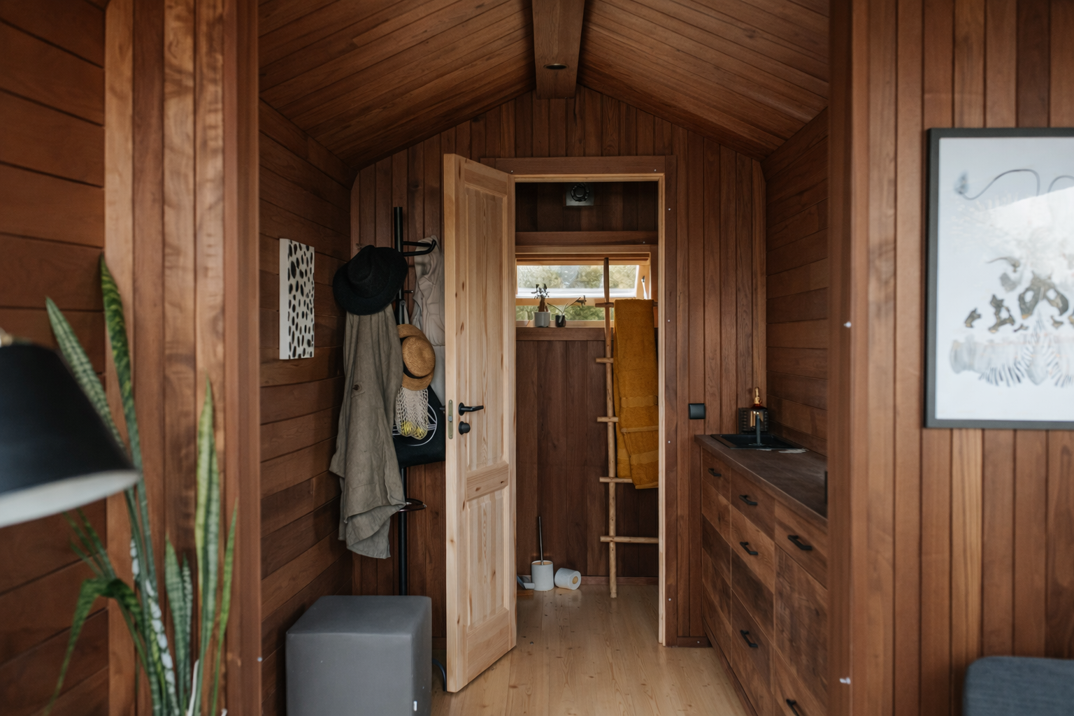 ReTreat Nature Pod Inne mot kjøkken og bad.png