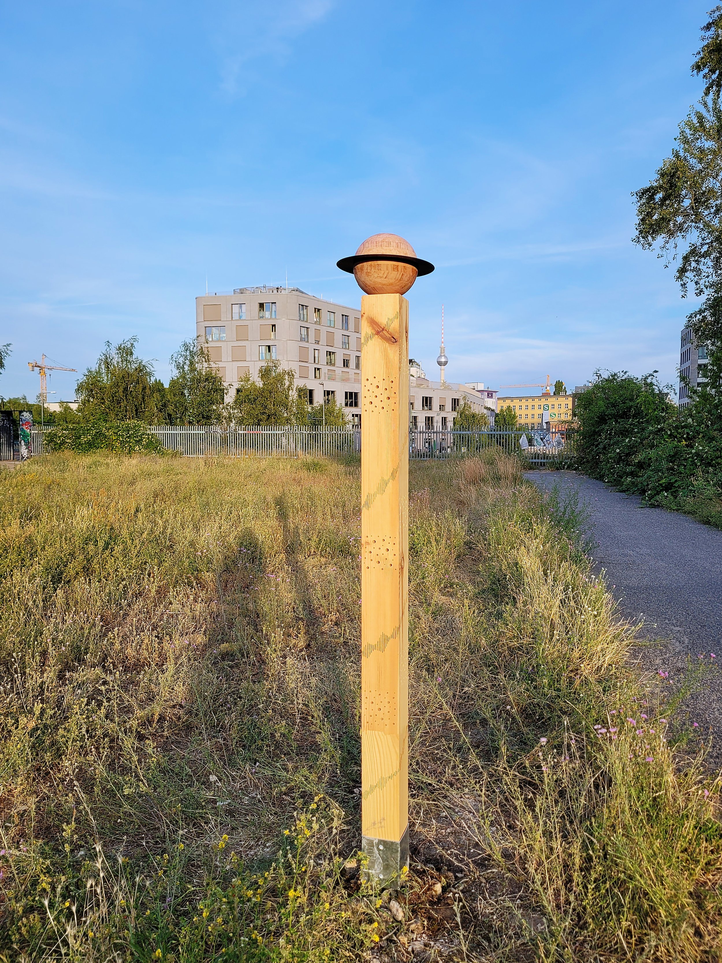 Nord Buzzpost, 2025, pine wood, found vinyl record and bamboo bowls, 200 x 12 x 12 cm
