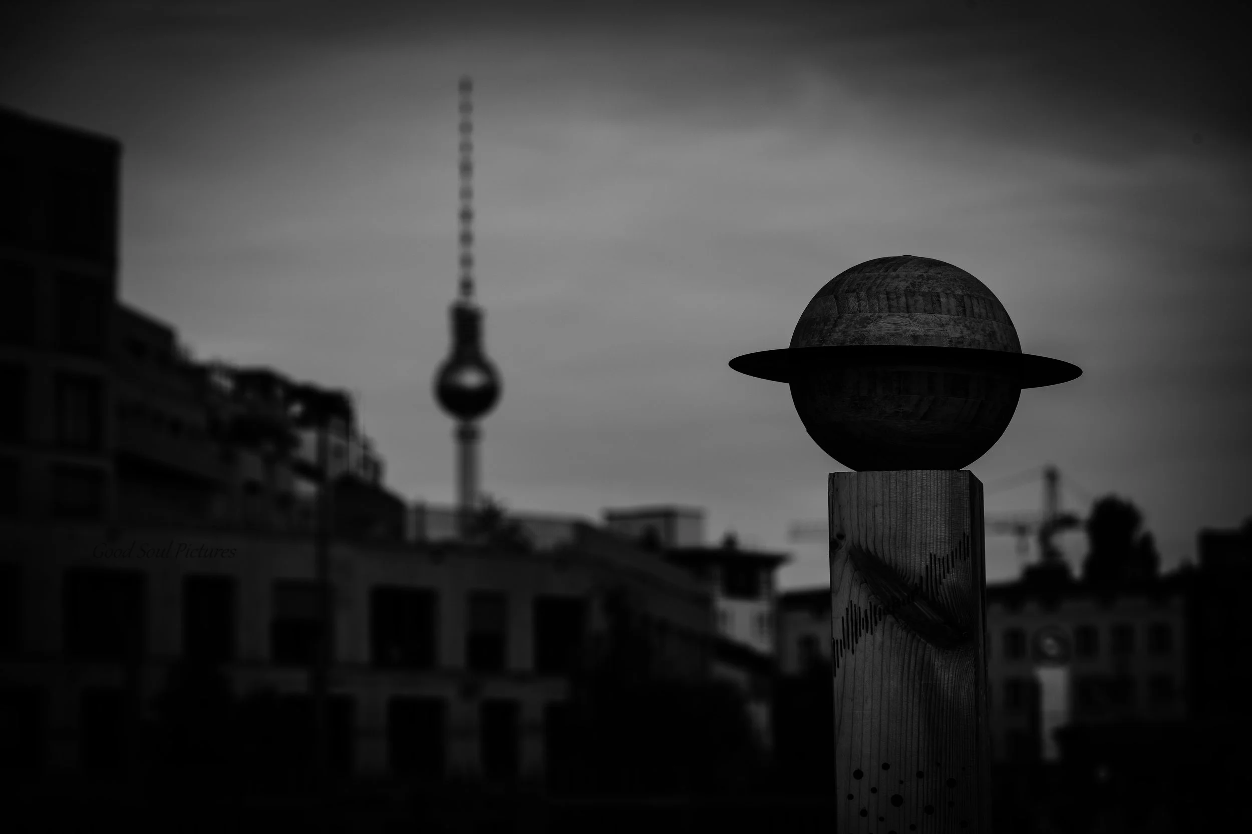 Nord Buzzpost, 2025, pine wood, found vinyl record and bamboo bowls, 200 x 12 x 12 cm
(Photo credit: Ringo Kliemann)