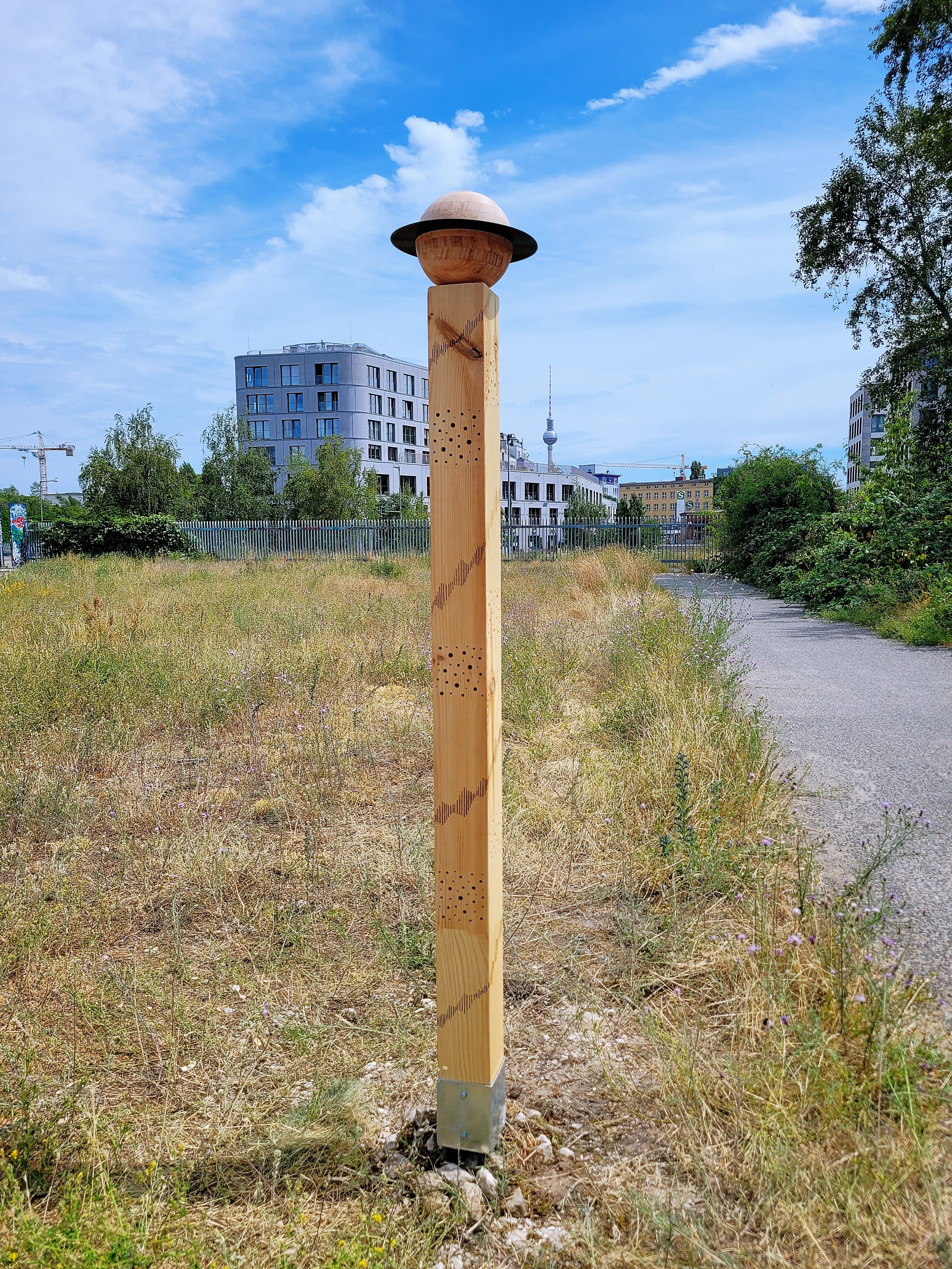 Nord Buzzpost, 2025, pine wood, found vinyl record and bamboo bowls, 200 x 12 x 12 cm