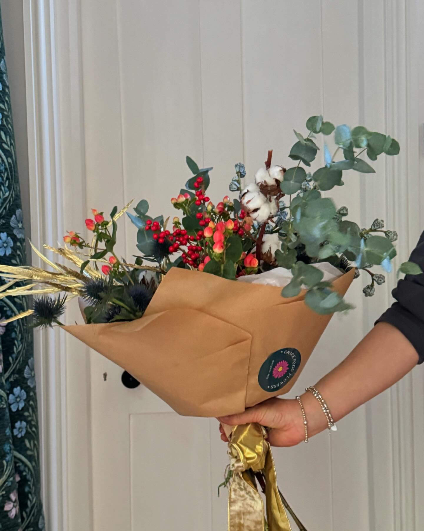 Forever struggling to take a nice pic of a bouquet. In future I&rsquo;ll let the flowers speak for themselves. 🙃

December festive foliage bunches going out tomorrow with wreath deliveries. 🌸

(I definitly didn&rsquo;t want to be in shot, hence not