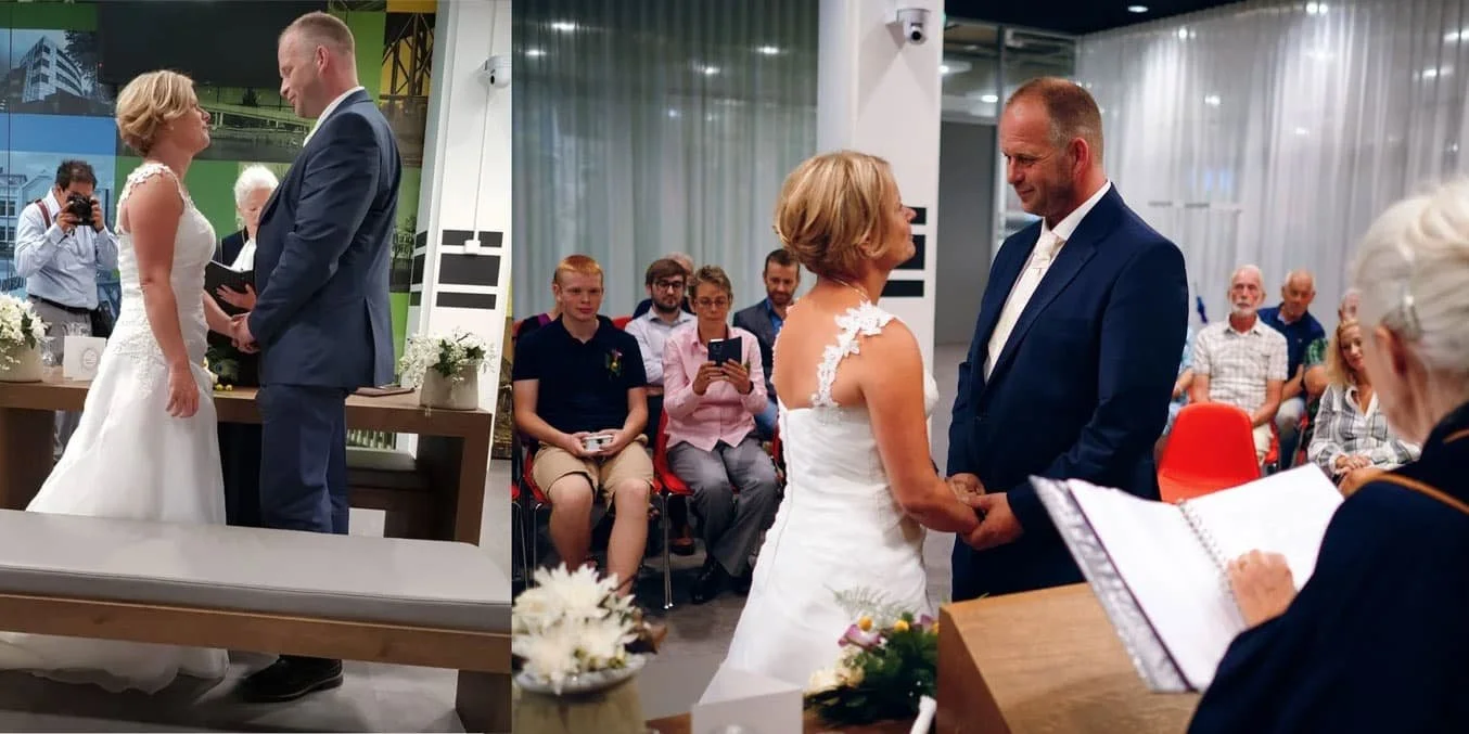 Twee scenes van een bruiloft, met een bruid en bruidegom die elkaar de geloften voordragen en in elkaar worden gezet, omringd door getuigen en gasten.