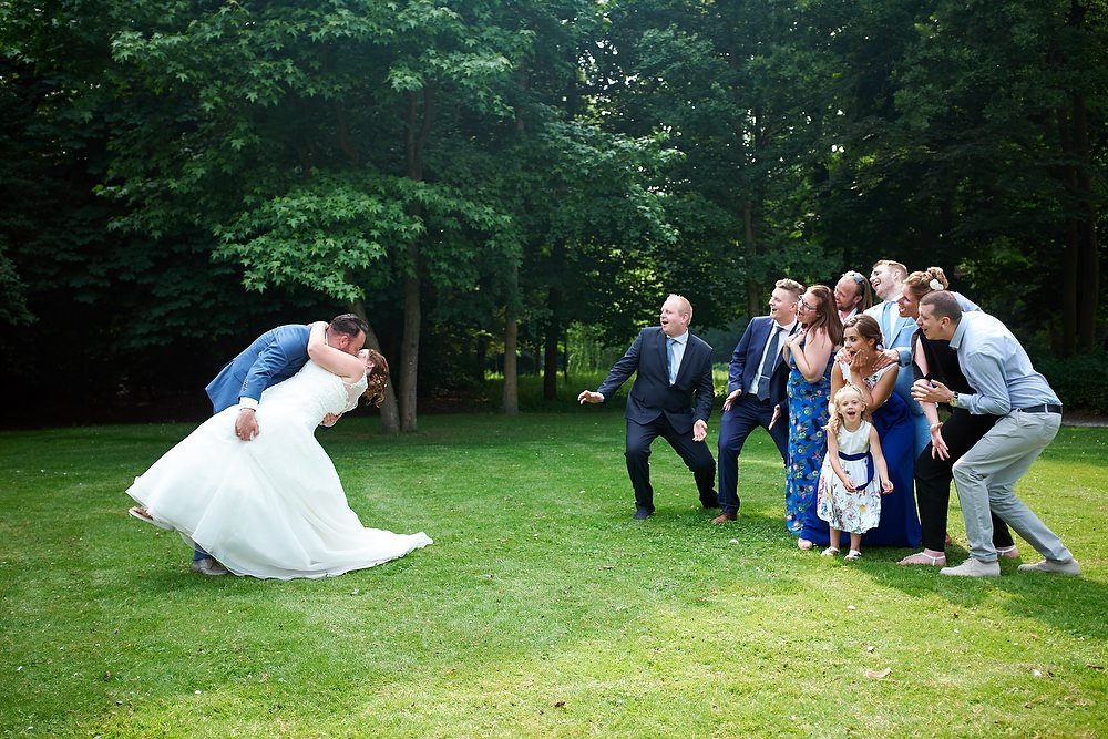 trouwshoot bruidsfotografie groepsfoto met zoen