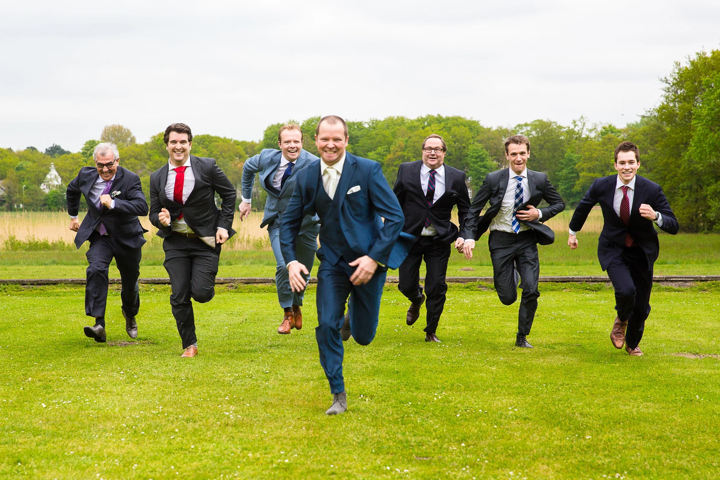 trouwshoot Stefan Segers groepsfoto van mannen rennend.jpg