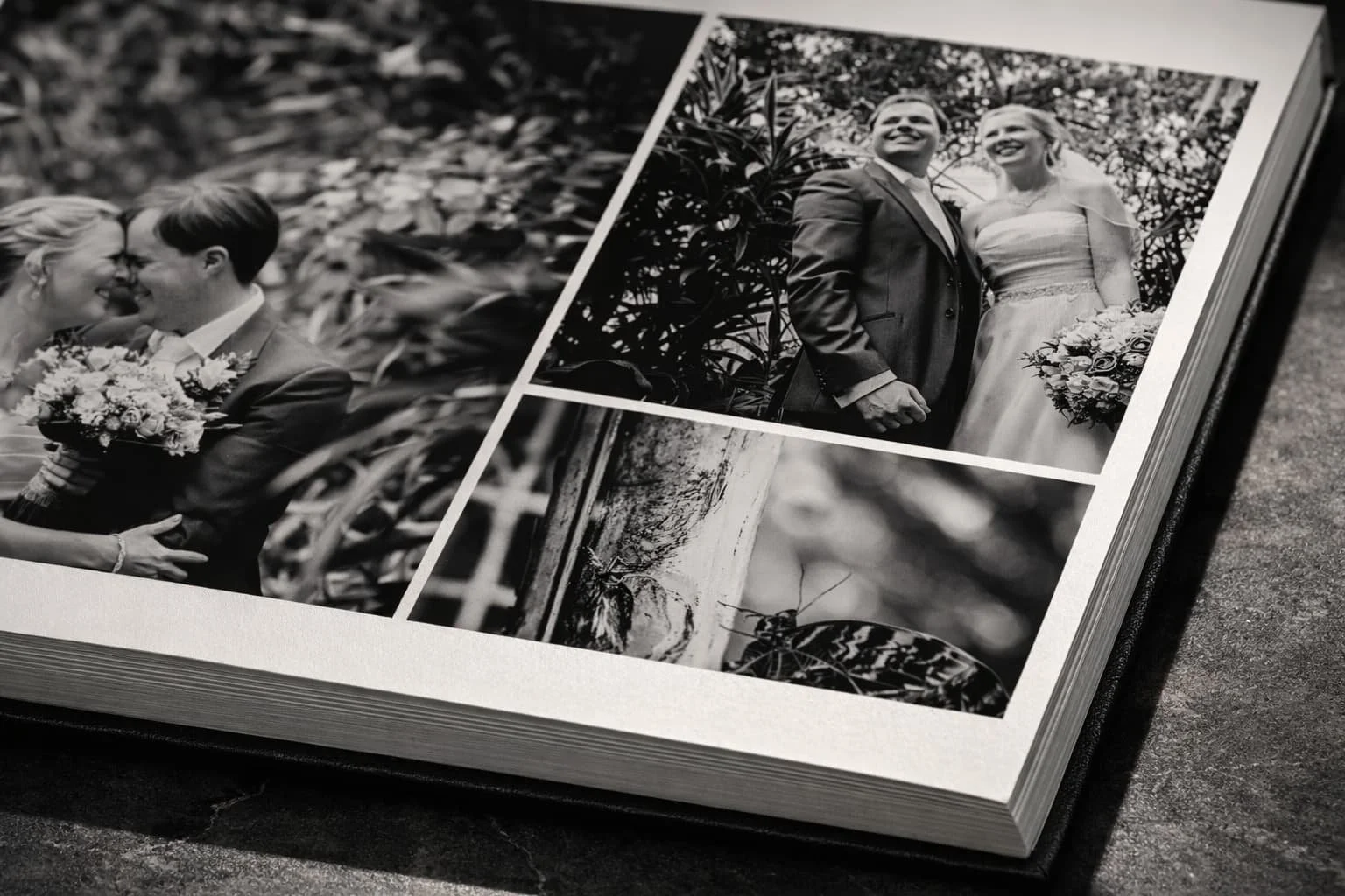 Fotoboek met zwart-wit foto's van een huwelijk, inclusief portretfoto van het bruidspaar en een close-up van de bruid en de bruidegom samen.