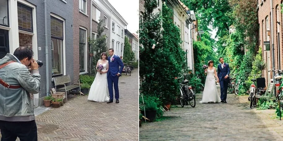 Twee foto's van een bruiloftstonendpaar in een rustige, groene stadsomgeving, met een fotograaf die hen vastlegt.