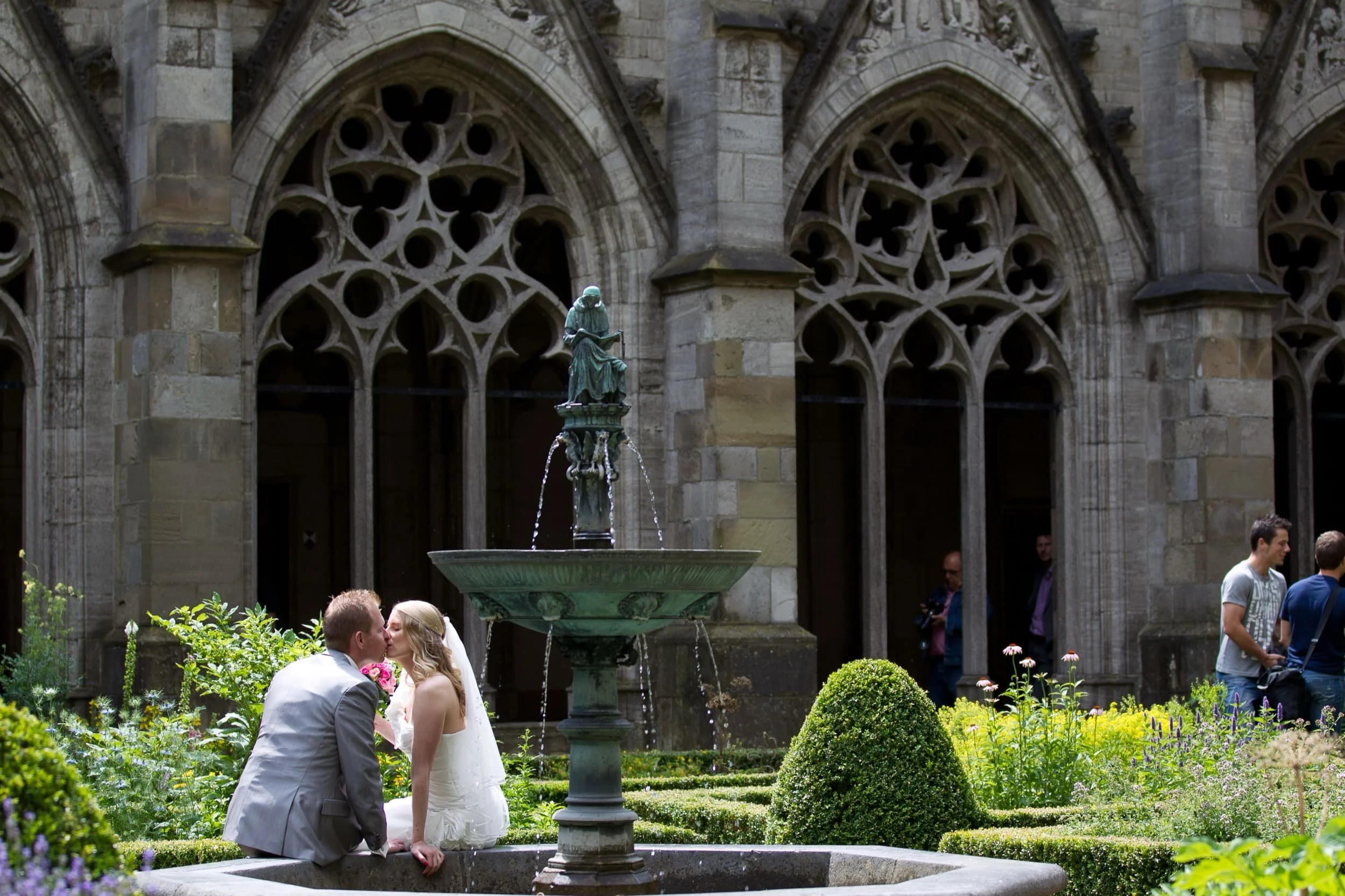 Bruidspaar op de binnenplaats van de Domtoren in Utrecht tijdens trouwreportage