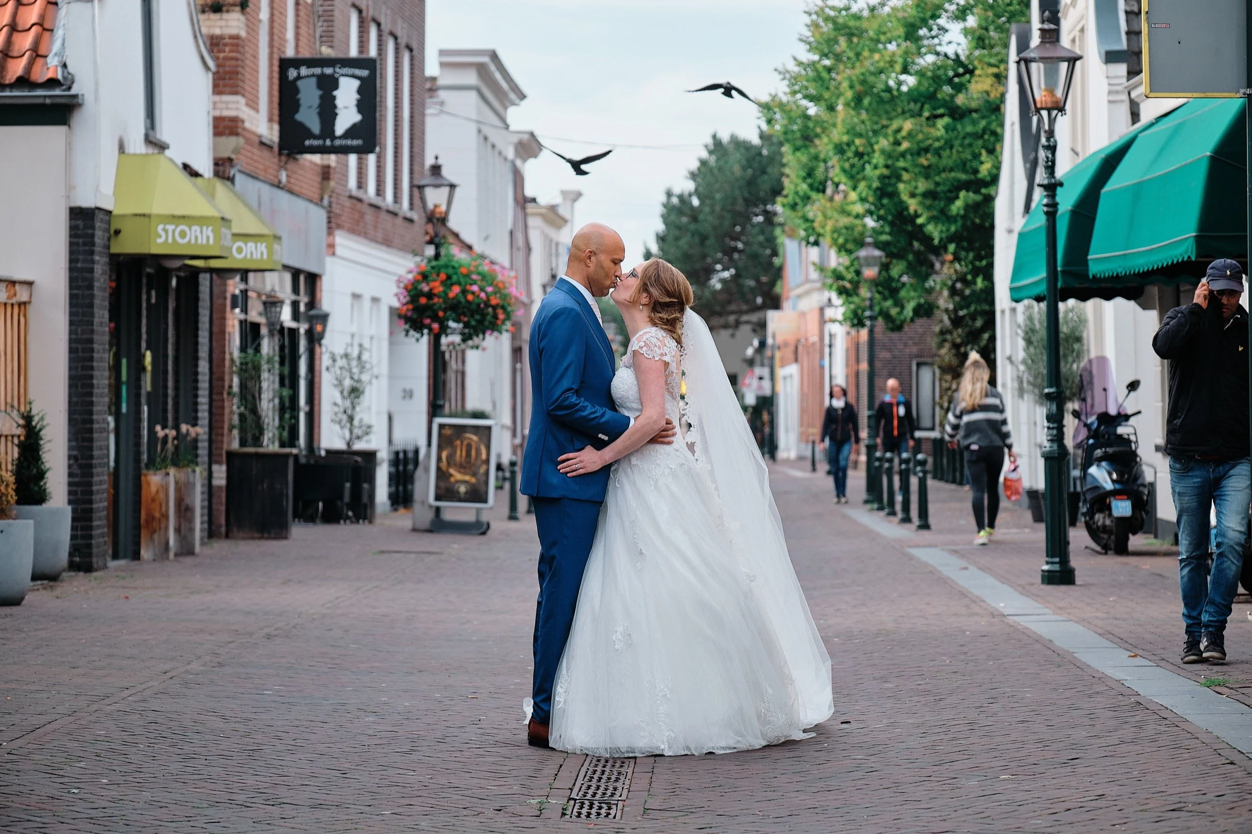 Bruidsfotografie in de Dorpstraat van het oude dorp Zoetermeer