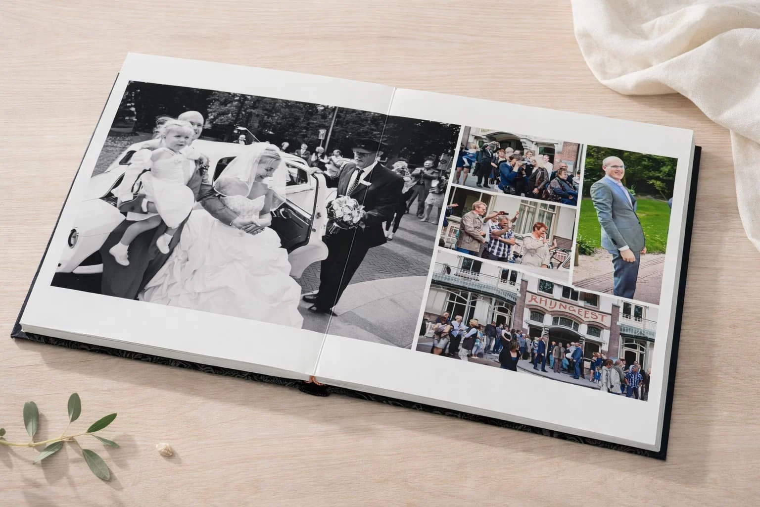 Fotoboek met zwart-wit foto van een bruid en bruidegom die uit een auto stappen, omringd door gasten, en meerdere kleurenfoto's van mensen en gebouwen.