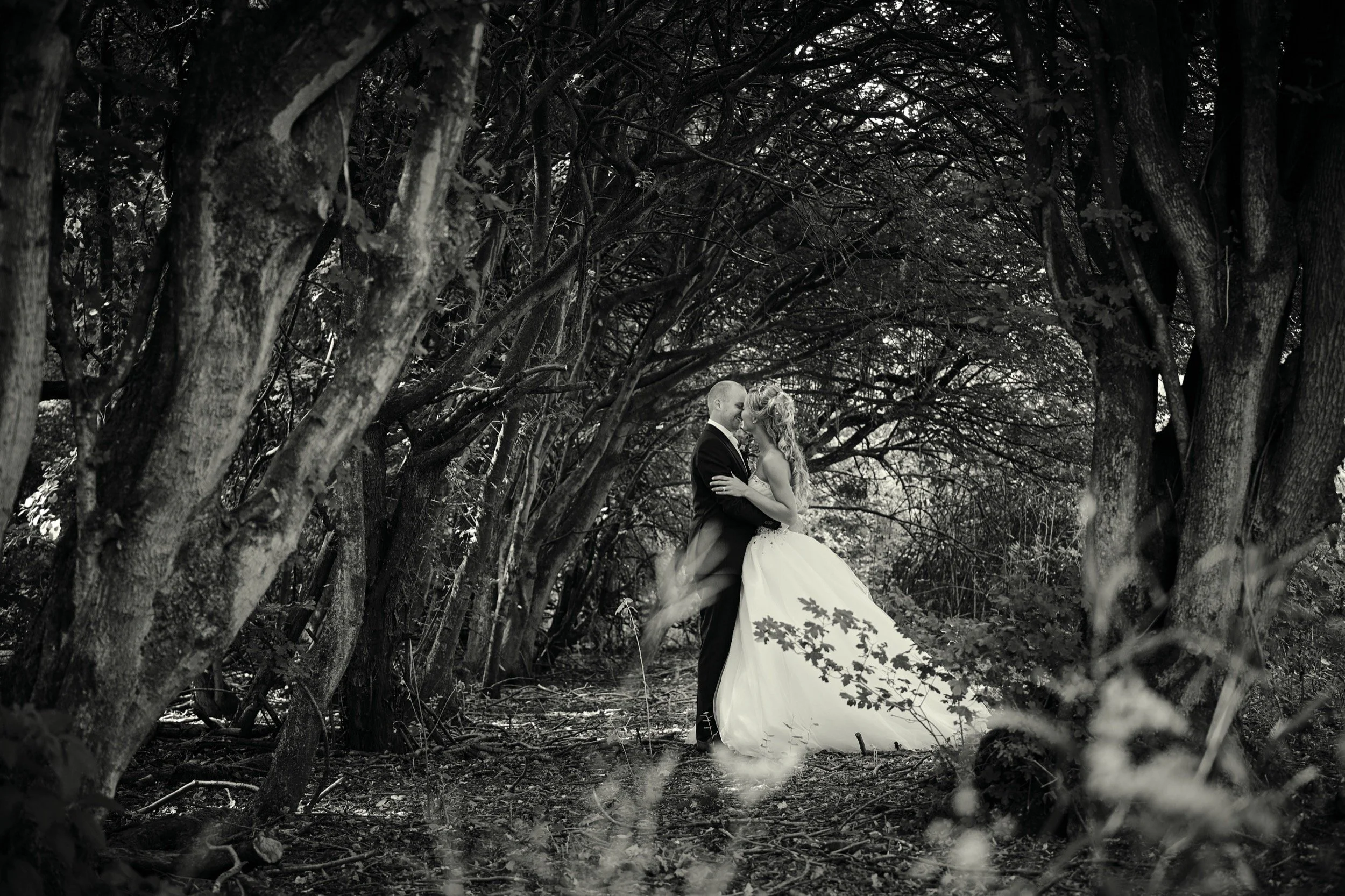 Bruidspaar in het Westerpark Zoetermeer bij de vijver tijdens trouwreportage