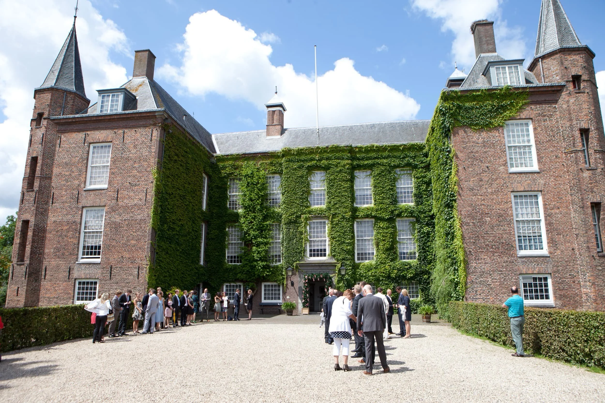 Bruidspaar bij Slot Zuylen aan de Vecht tijdens bruidsfotografie regio Utrecht