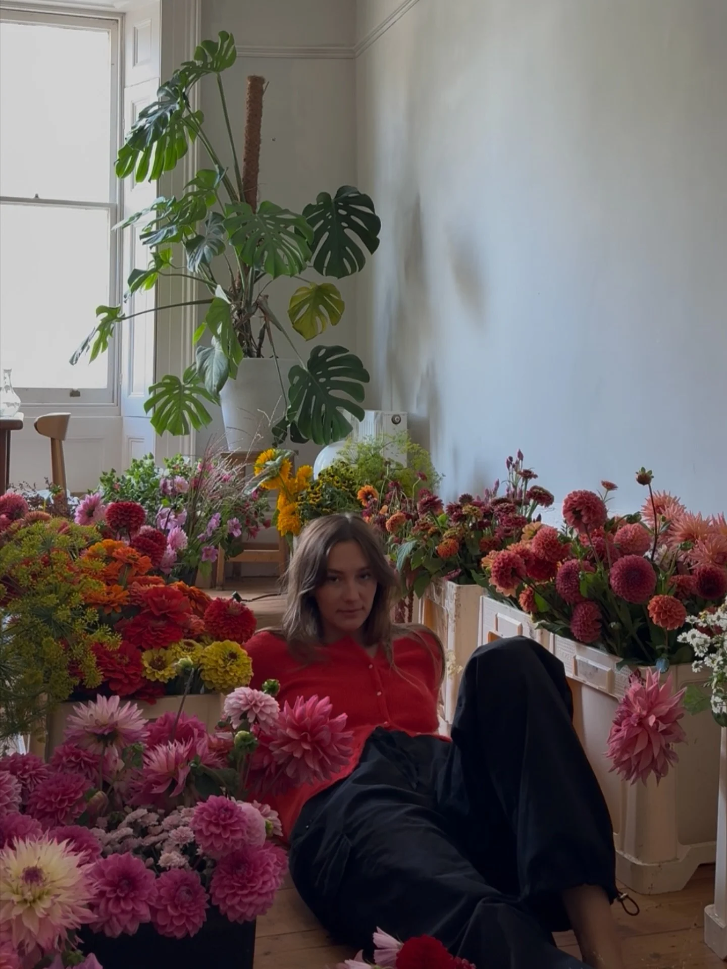 contemplating my life choices whilst sat in my fave @sezane cardie in amongst this weeks flower order 🌹