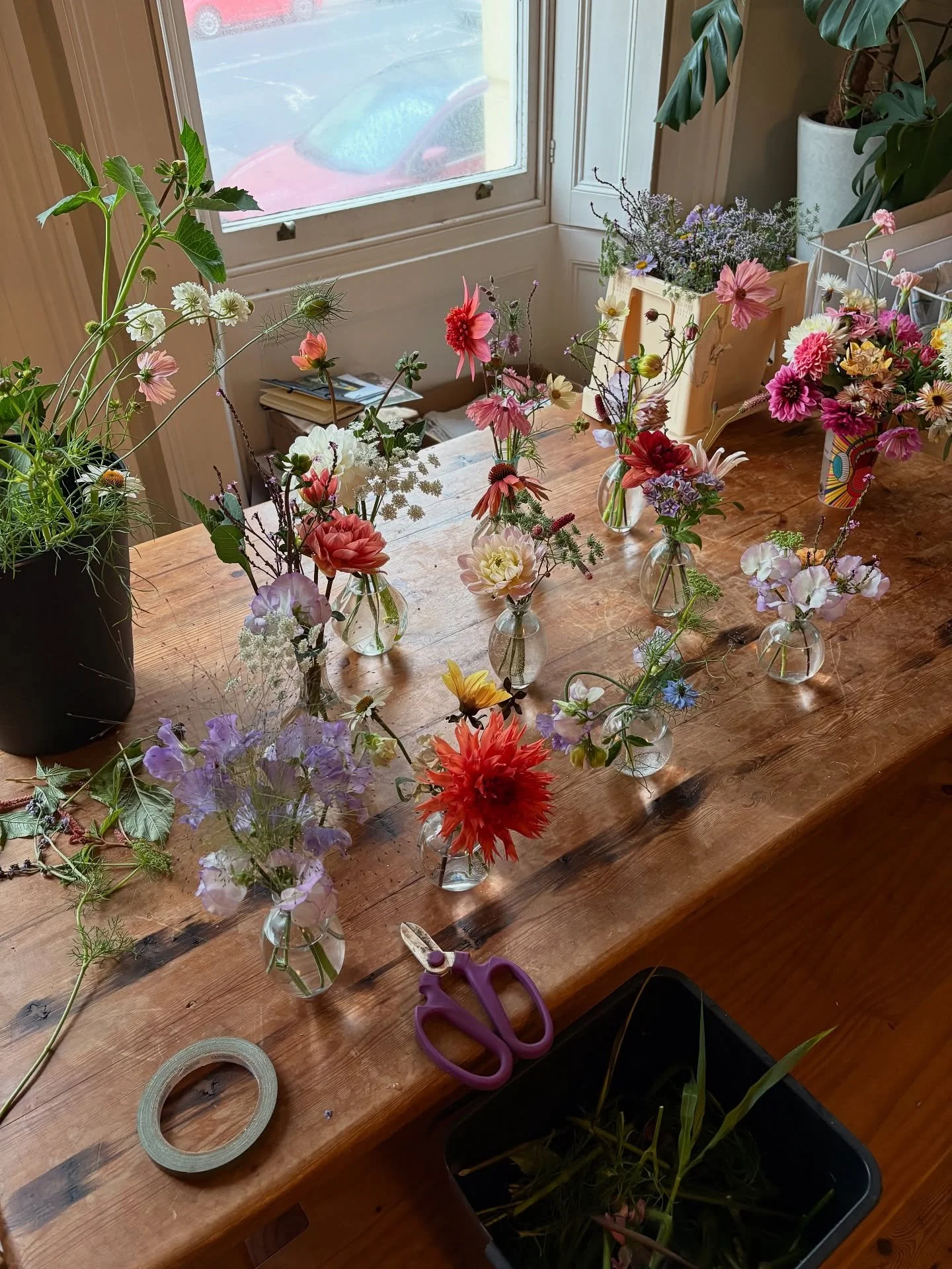 BTS of bud vase making for the completely lovey Tara and Will 🤍 seems I am incapable of taking photos of anything else lol sorry about that xoxo