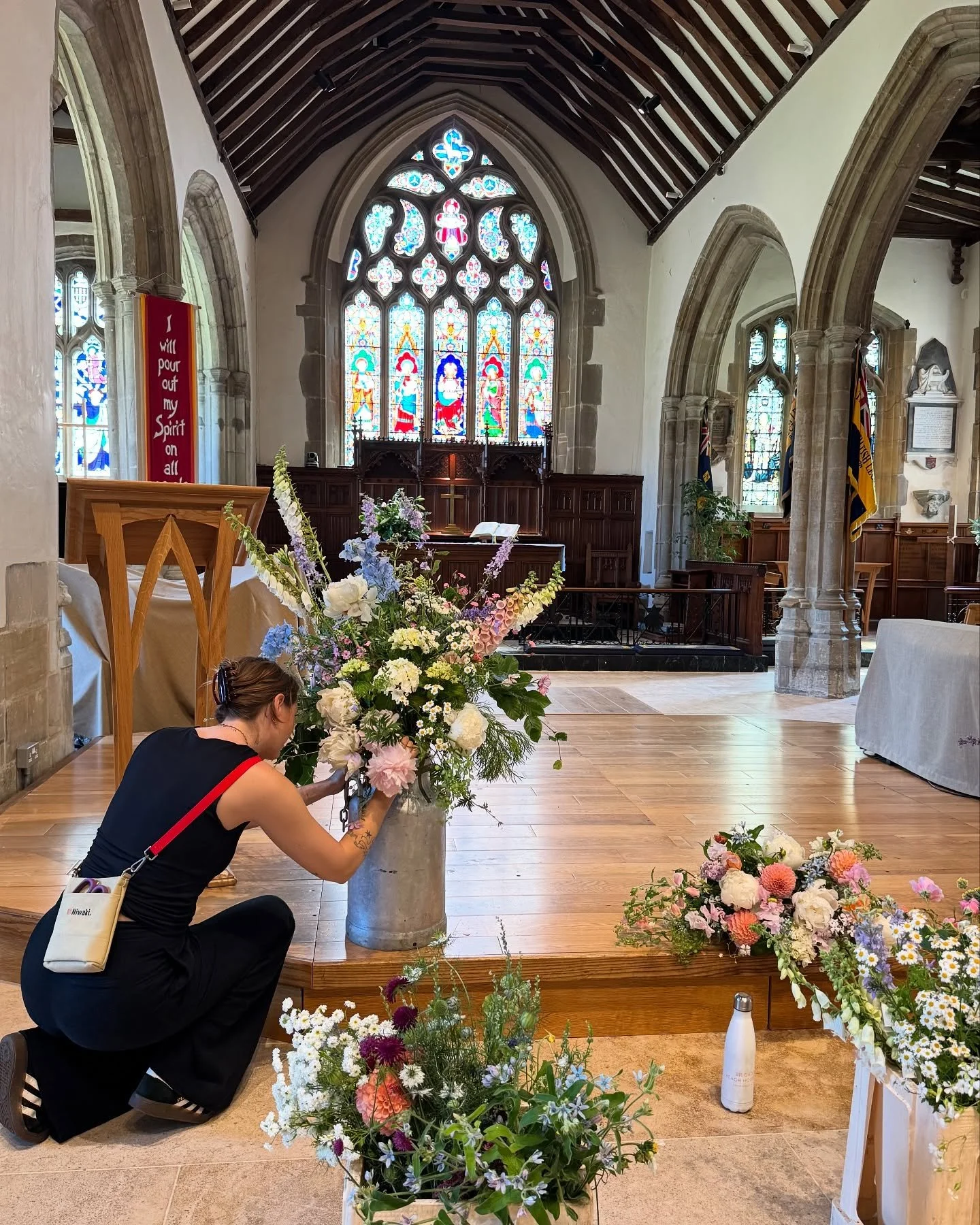 BTS of setting up the wedding for the LOVELIEST couple ever - thank you Emily and James 🤍 it was a dream to create their wedding florals for them 🌸 ps the third vid is me talking to my friend not myself hahaha