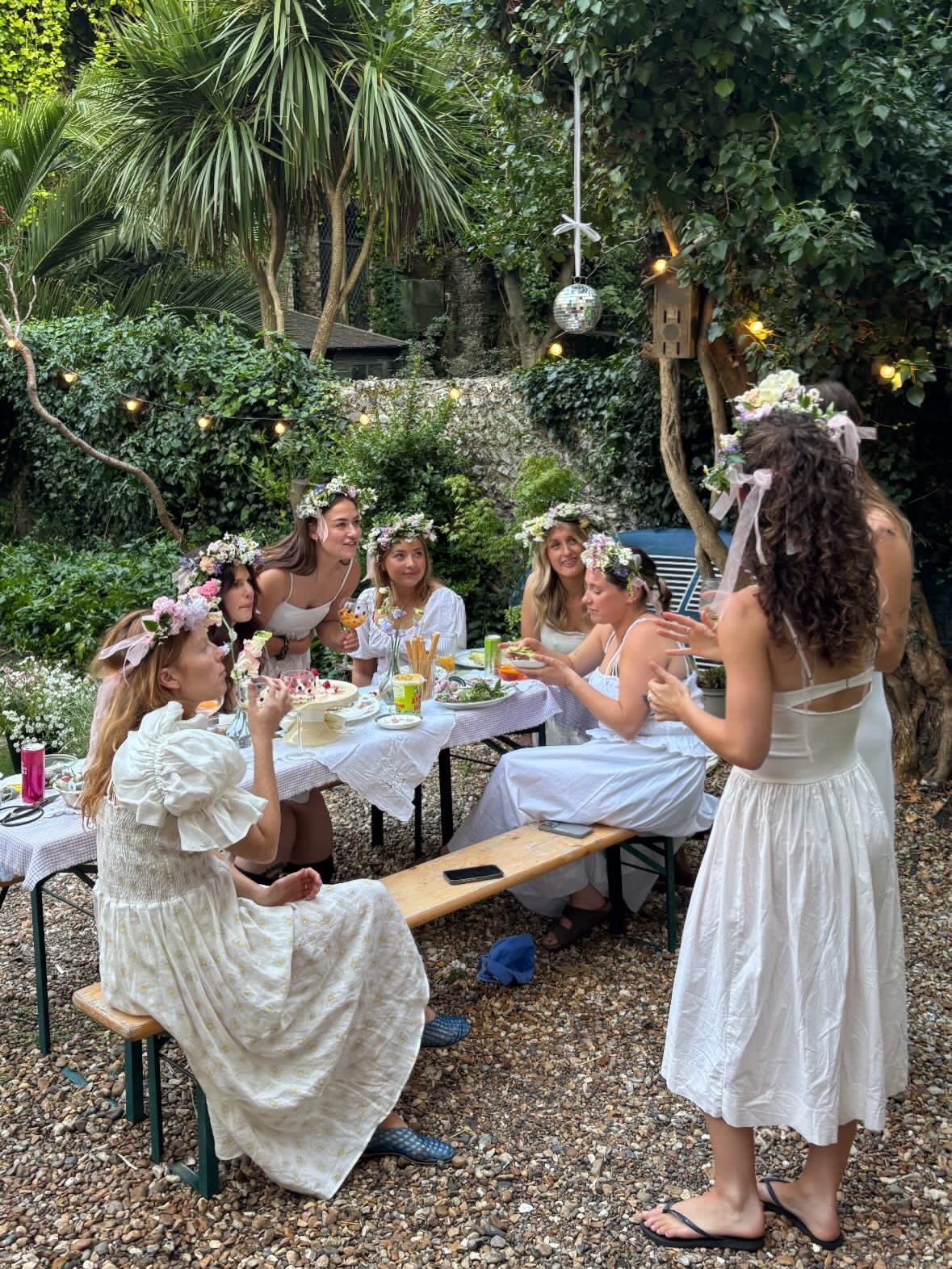 As the weather starts to FREEZE I wanted to look back and appreciate some of the flowery fun that was had this summer 🌼 I am getting in the summer mood replying to all you lovely couples about your weddings next year! I have minimal dates left so if