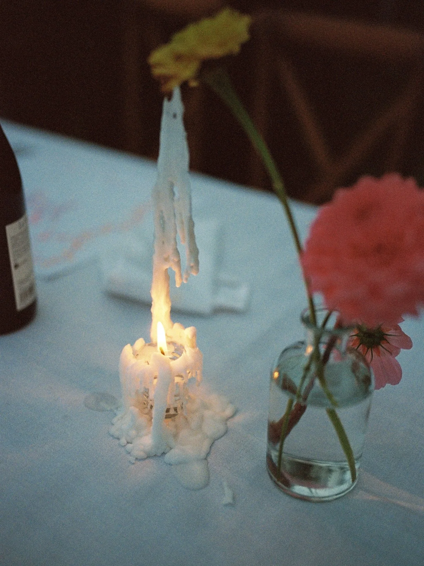 Ellie and Ben 🪩 was so fun flowering for this beautiful couple - Fun fact Ellie actually leant me a disco ball for my wedding a few years ago! I honestly feel so lucky to work with such lovely people also a moment for the stunning photographer @sara