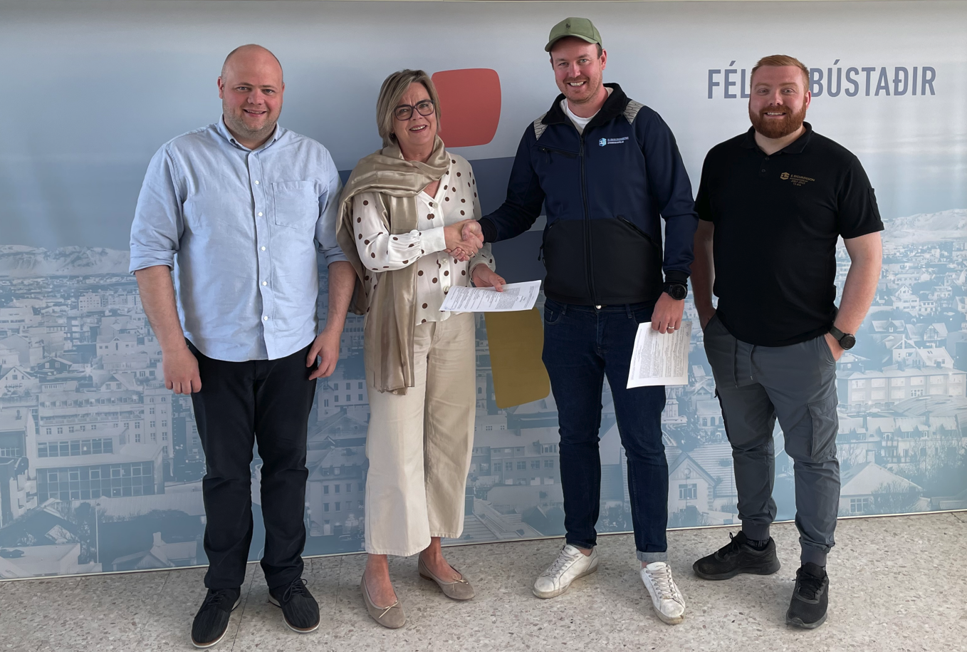 Félagsbústaðir og E. Sigurðsson ehf. undirrita samning um nýbyggingu við Brekknaás