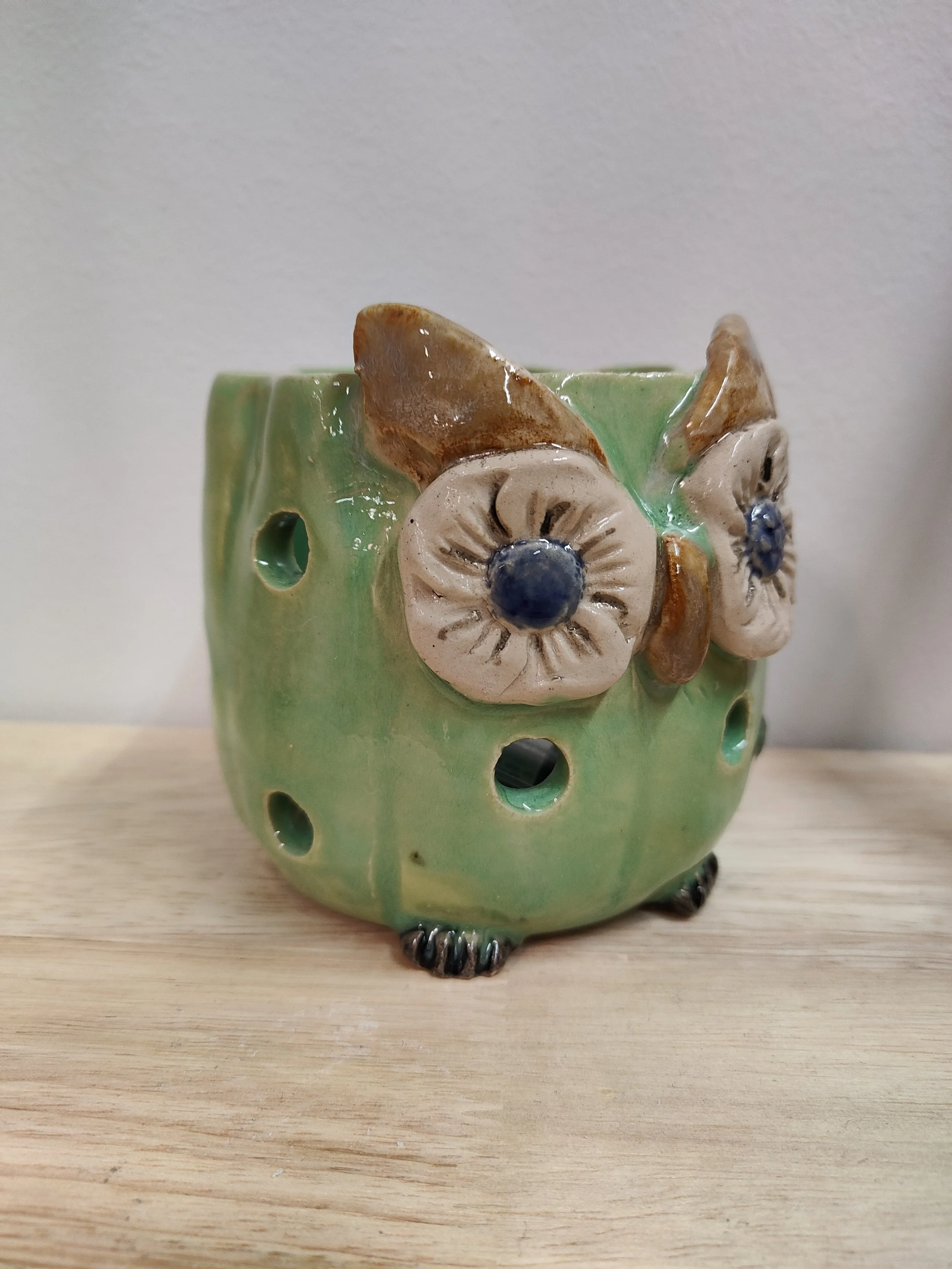 Keraaminen ruukku pöllö