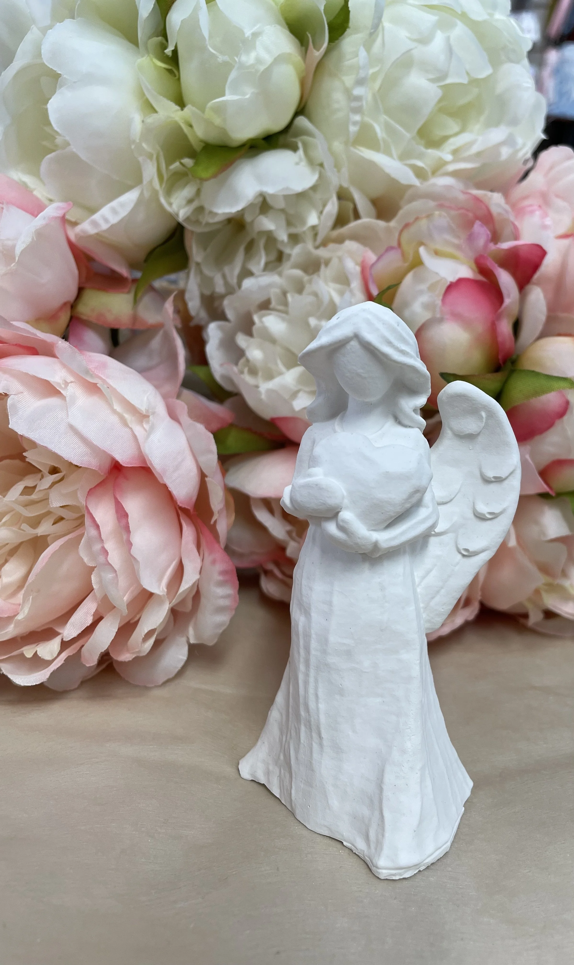 Lempeä enkeli sylissään sydän