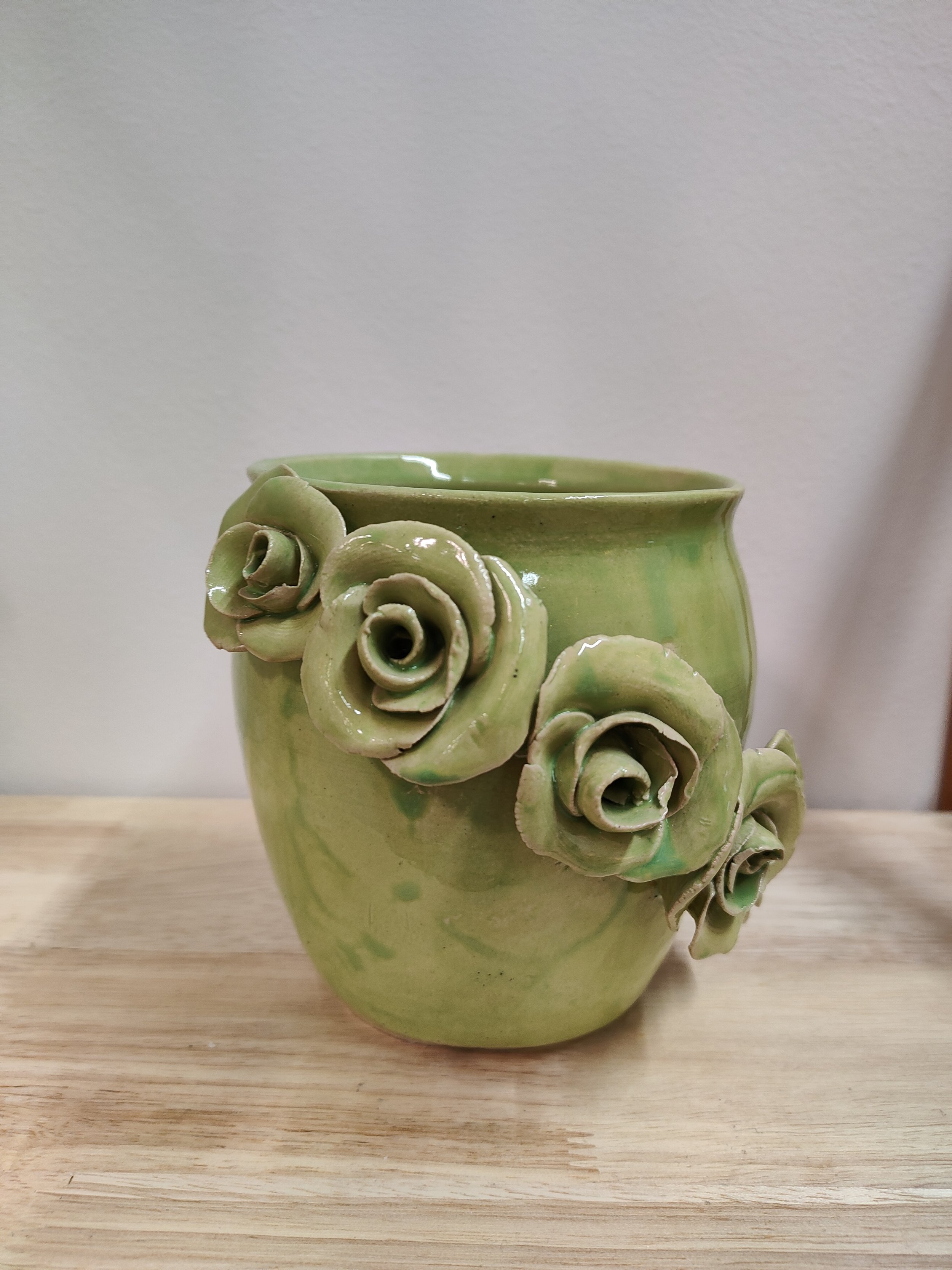 Keraaminen ruukku ruusu