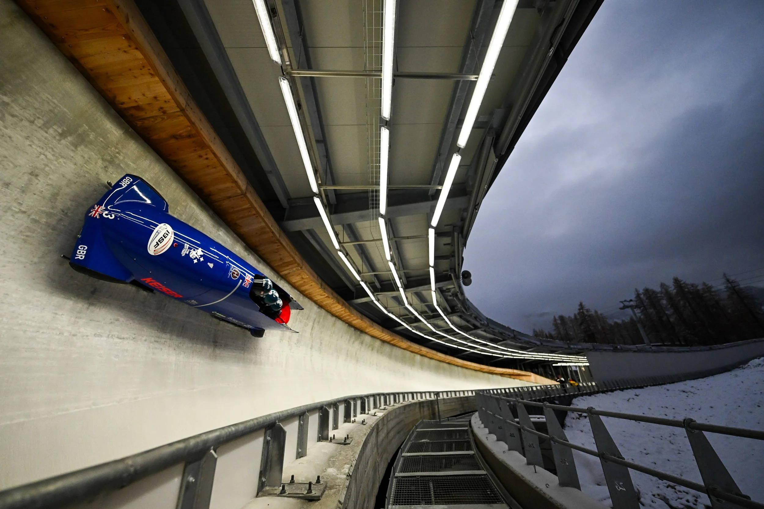 Wider Podium Place for 4-man Crew 