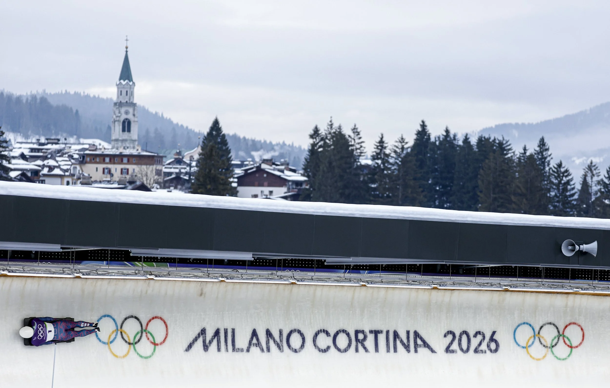 Weston leads at halfway