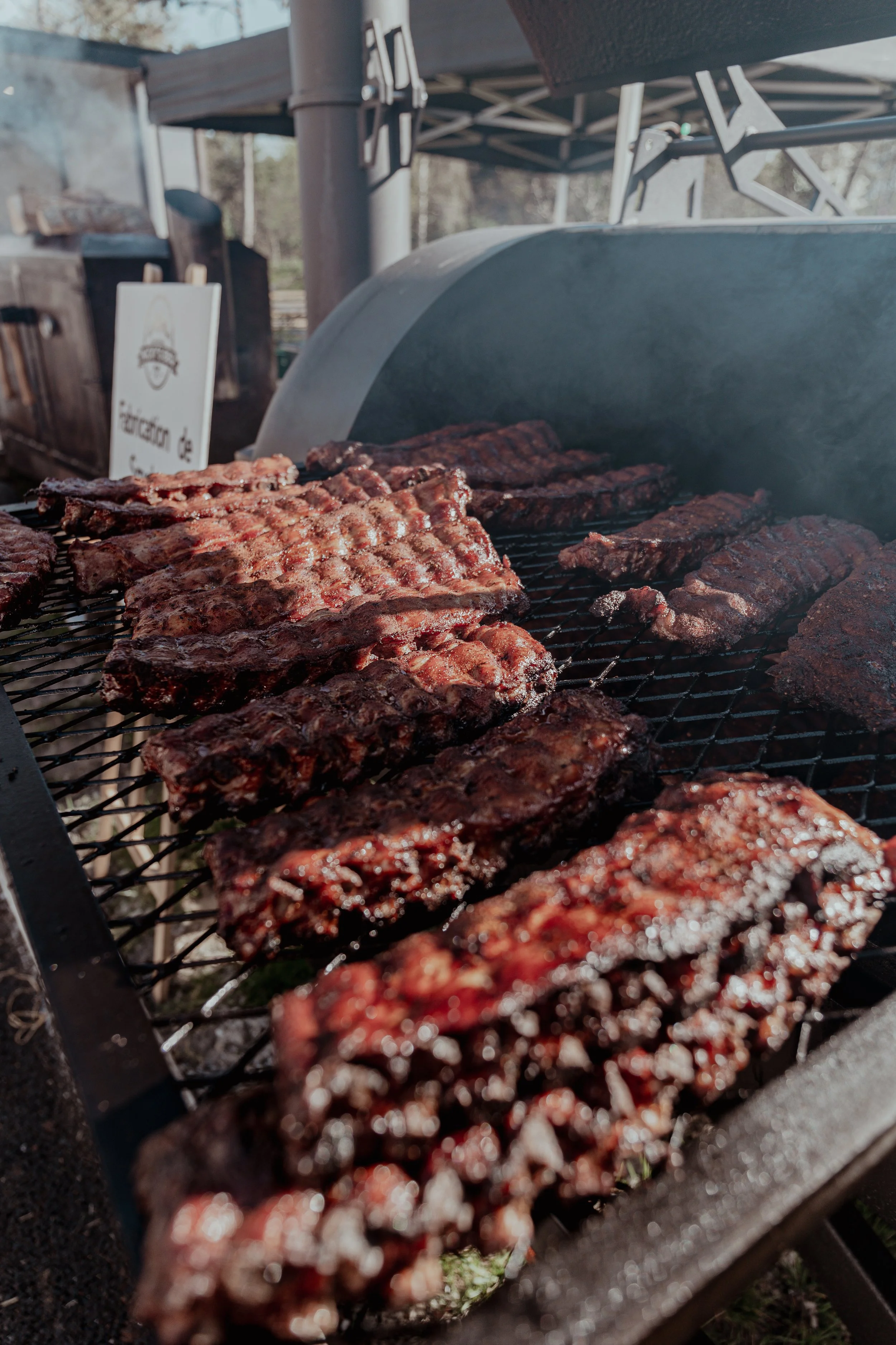 Viandes grillées en train de cuire sur un barbecue en plein air. Food truck reims. location de braséro. Evenements, traiteur. fabricant de barbecues made in france.