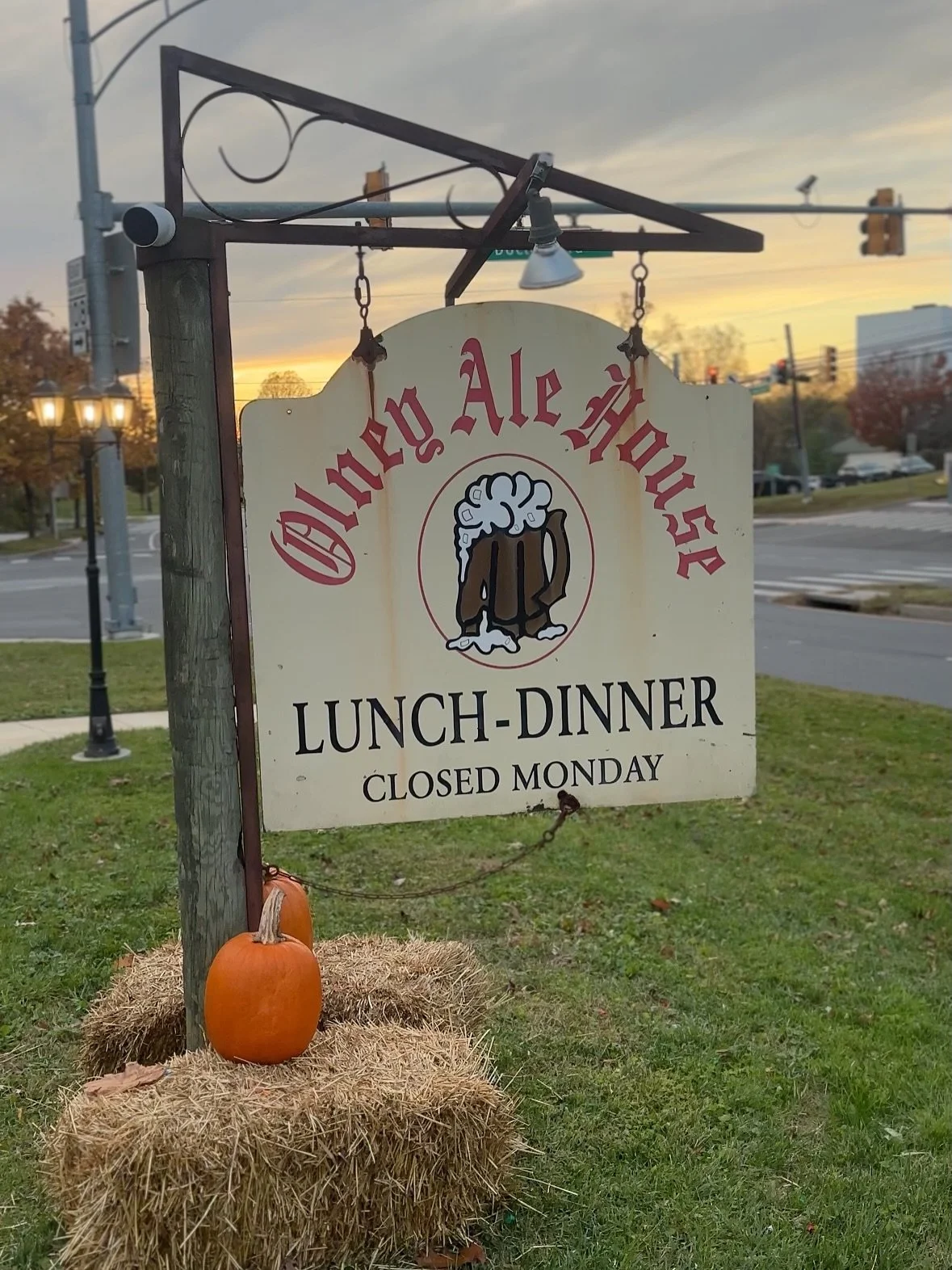 OK this one makes my heart SOO happy 😭🩵🫶🏻

@olneyalehouse IYKYK 🤎🍺

To you, may be just another pub&hellip;

But this is also basically where I grew up. 

Born &amp; raised in Olney, my parents still live directly across the street; and being a