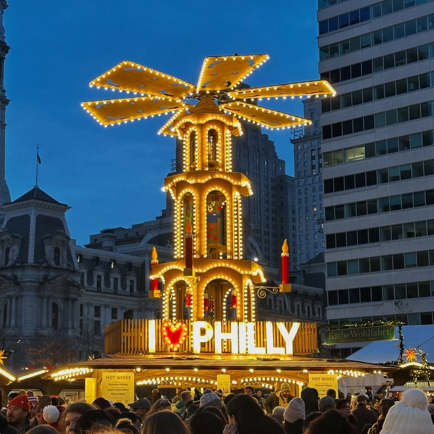 The fastest-festive whirlwind 24hrs in Philly 💚❤️🎄

Def wasn&rsquo;t long enough, but:
🎁 we had the best sleepover with the kids
🎁 got to check out Reading Market
🎁 see the Christmas Village in Love Park
🎁 go out to dinner @parcrittenhouse 
🎁 