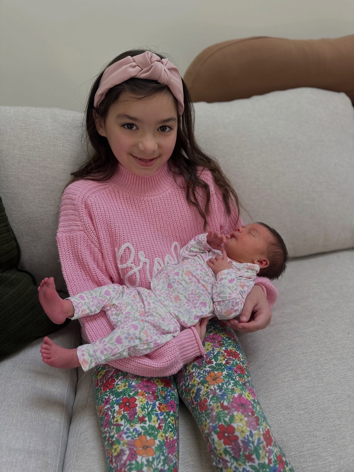 ITS TIA TIME !!! 🥹🎀🥳🥰

Congrats @kaaaal19 &amp; @iammaddieb on beautiful baby Olivia !! 🎀💖

THANK YOU FOR FINALLY MAKING ME A TIAAAA 🥹😍🥳🤩

Sooooo ready for all the snuggles, cuddles, and cuzzy time! Brooke &amp; Grant are already smitten 🥹