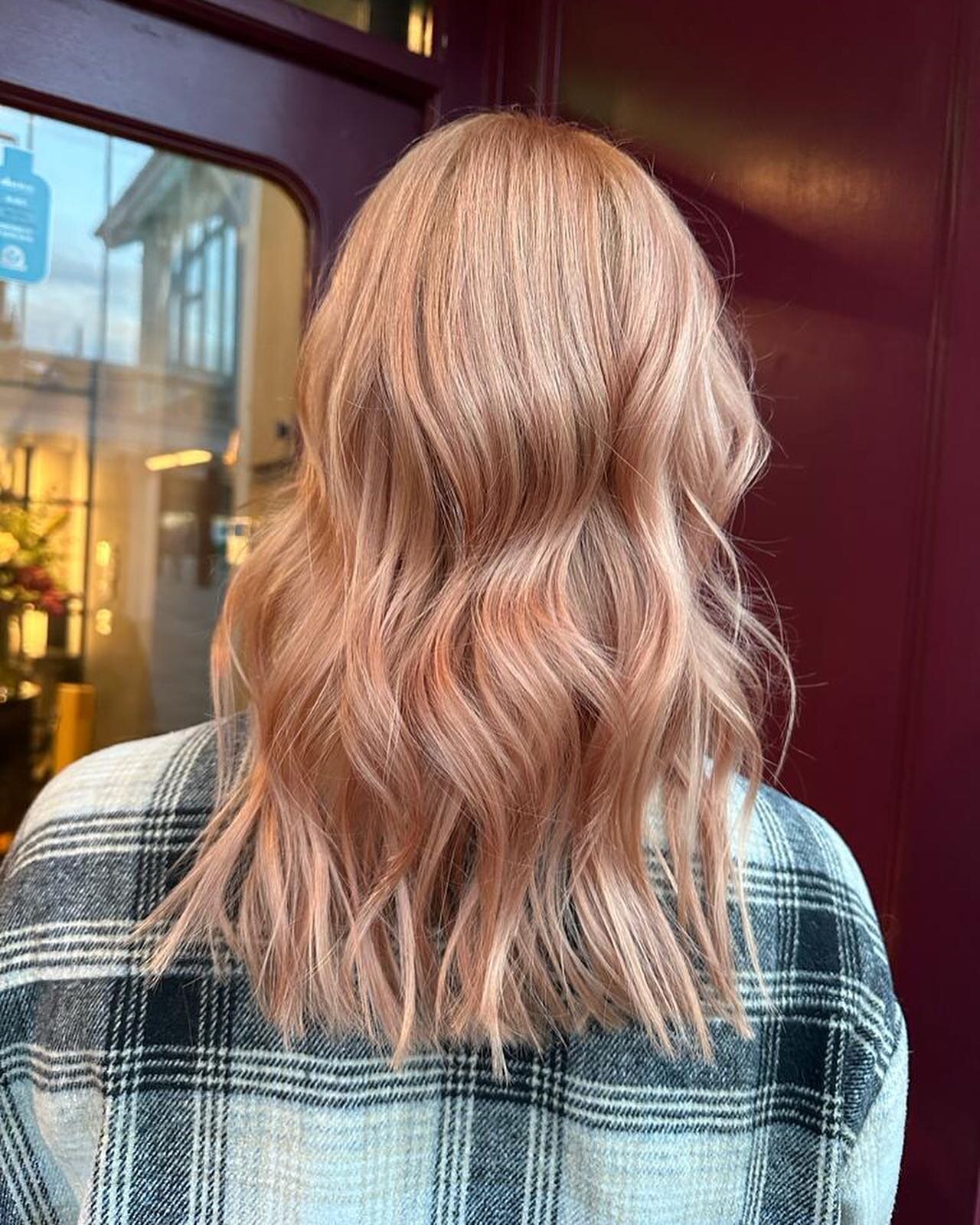 Peach Ros&egrave; 

A super pretty colour we created using @davinescolor mixing a cool blonde, a copper and then a golden blonde, finishing with our PINK alchemic blonde conditioner.

Created by Emma 
&bull;
&bull;
&bull;
&bull;
&bull;
&bull;
&bull;
