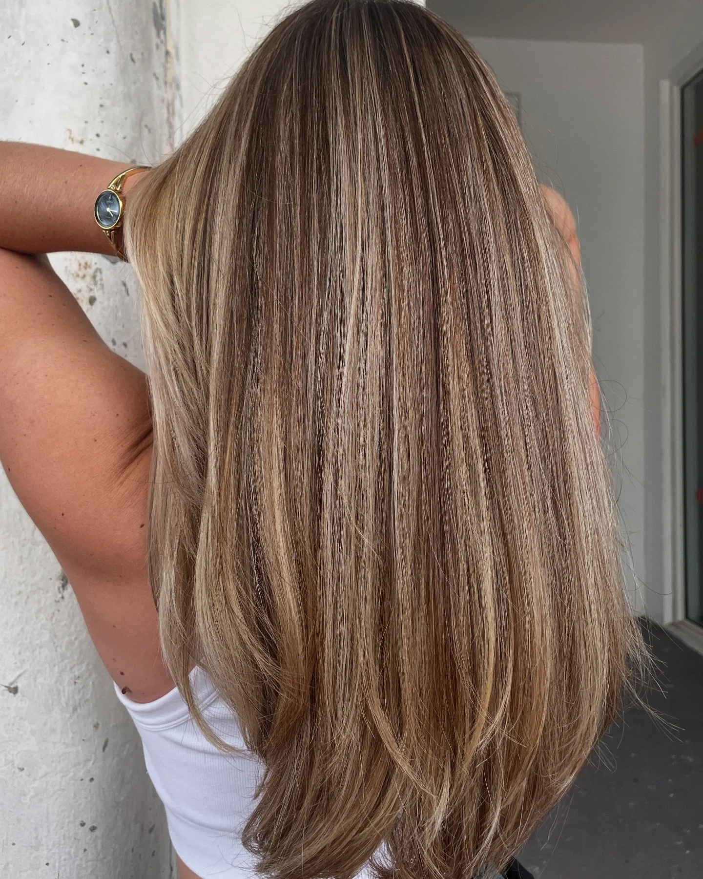 ✨ Lived-in luxury with the perfect touch of dimension. This color gets me every time! Who&rsquo;s ready for their dream hair transformation?

Give a ❤️ if you love a lived-in look!

#dimensionalhair #dimensionalhaircolor #brondebalayage #balayage #mo