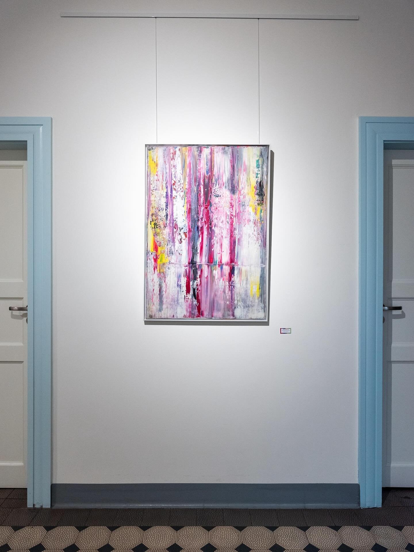 Abstract Nr. 34 100cm x 70cm in der aktuellen Ausstellung im @ukdresden mit einem passenden Rahmen von @mein_lieblingsrahmen. Nat&uuml;rlich fotografiert von @jsjohann, Danke! ☺️ 

#abstract #art #kunst #acryl #contemporaryart #color #modernart #orig