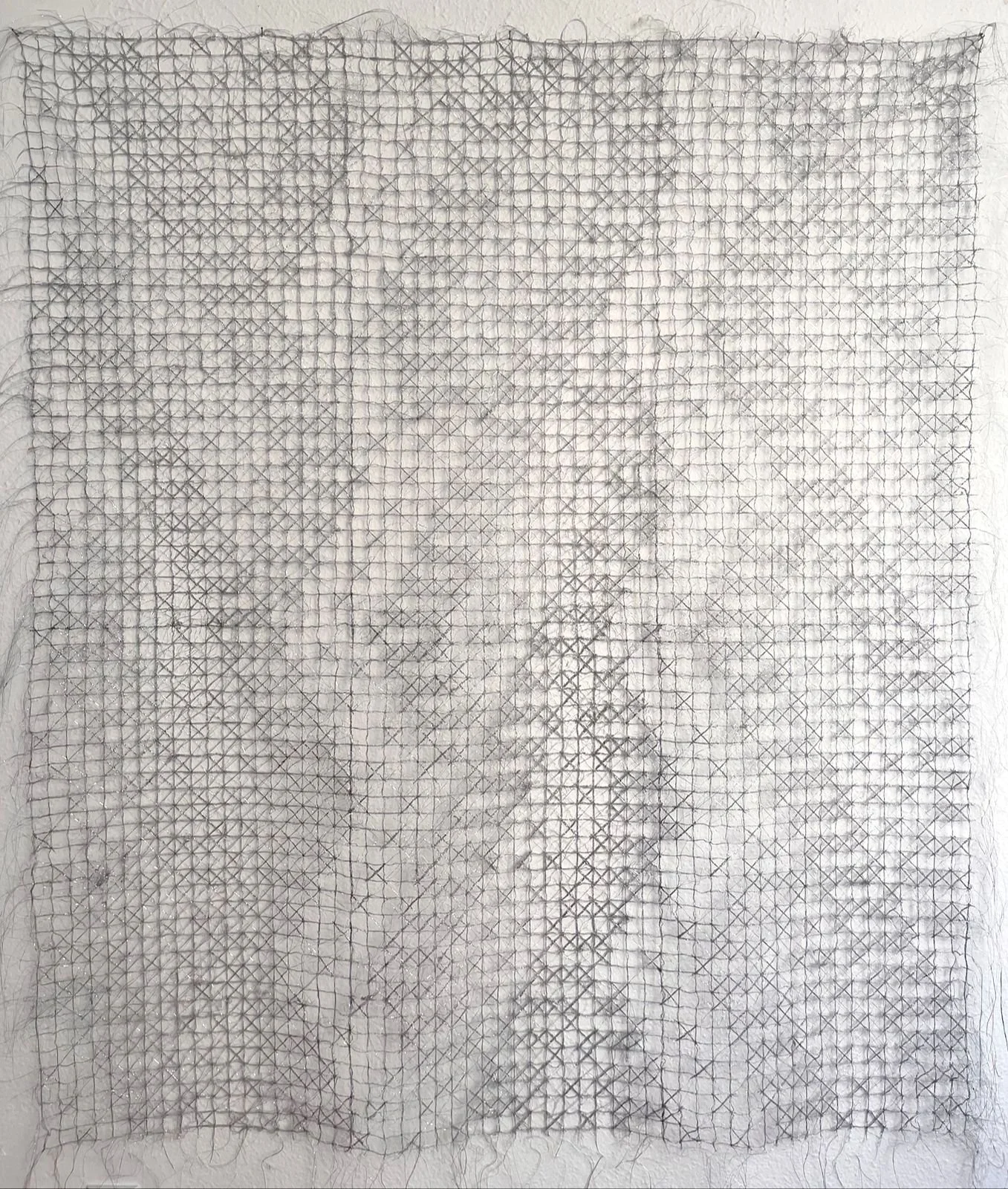 André Azevedo, Hidrotela Metálica, 2024
Machine seams with metallic
threads on water-soluble fabric
160cm x 140cm