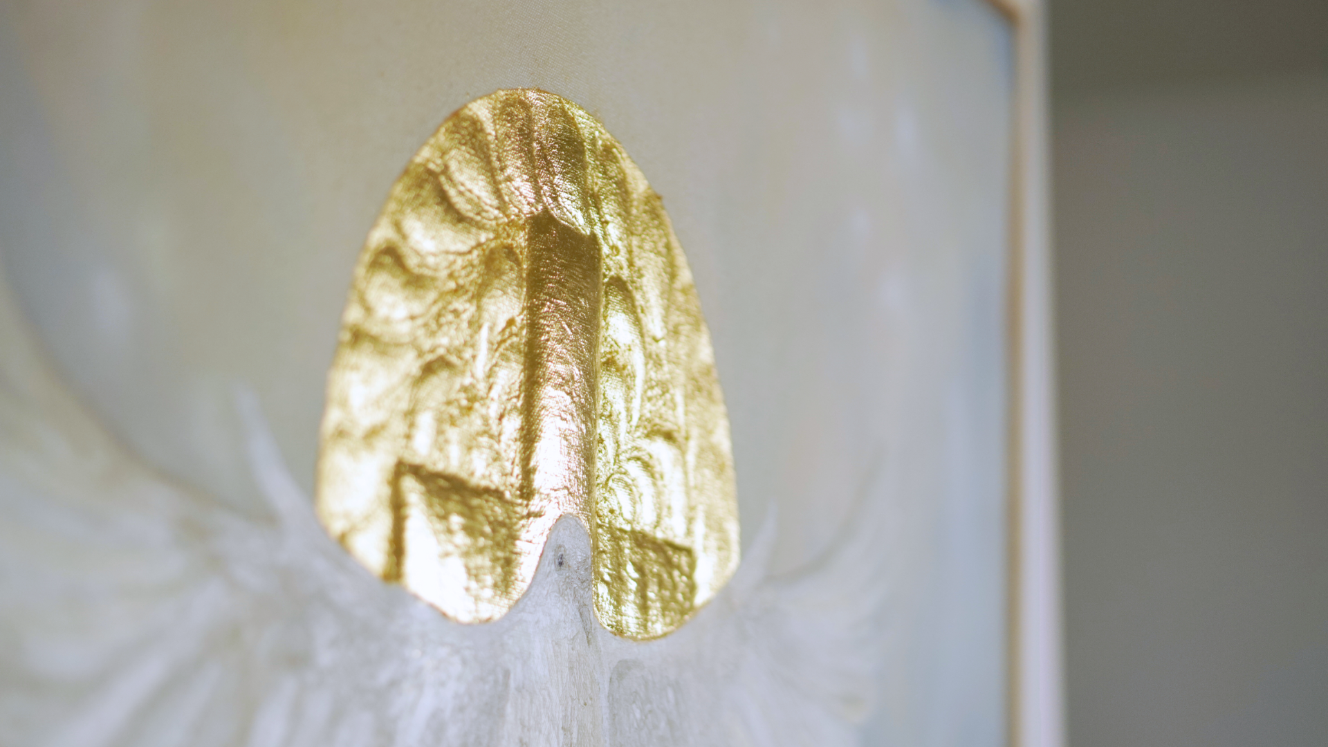 Detailaufnahme des Kunstwerks Lebensatem mit 24 Karat Blattgold