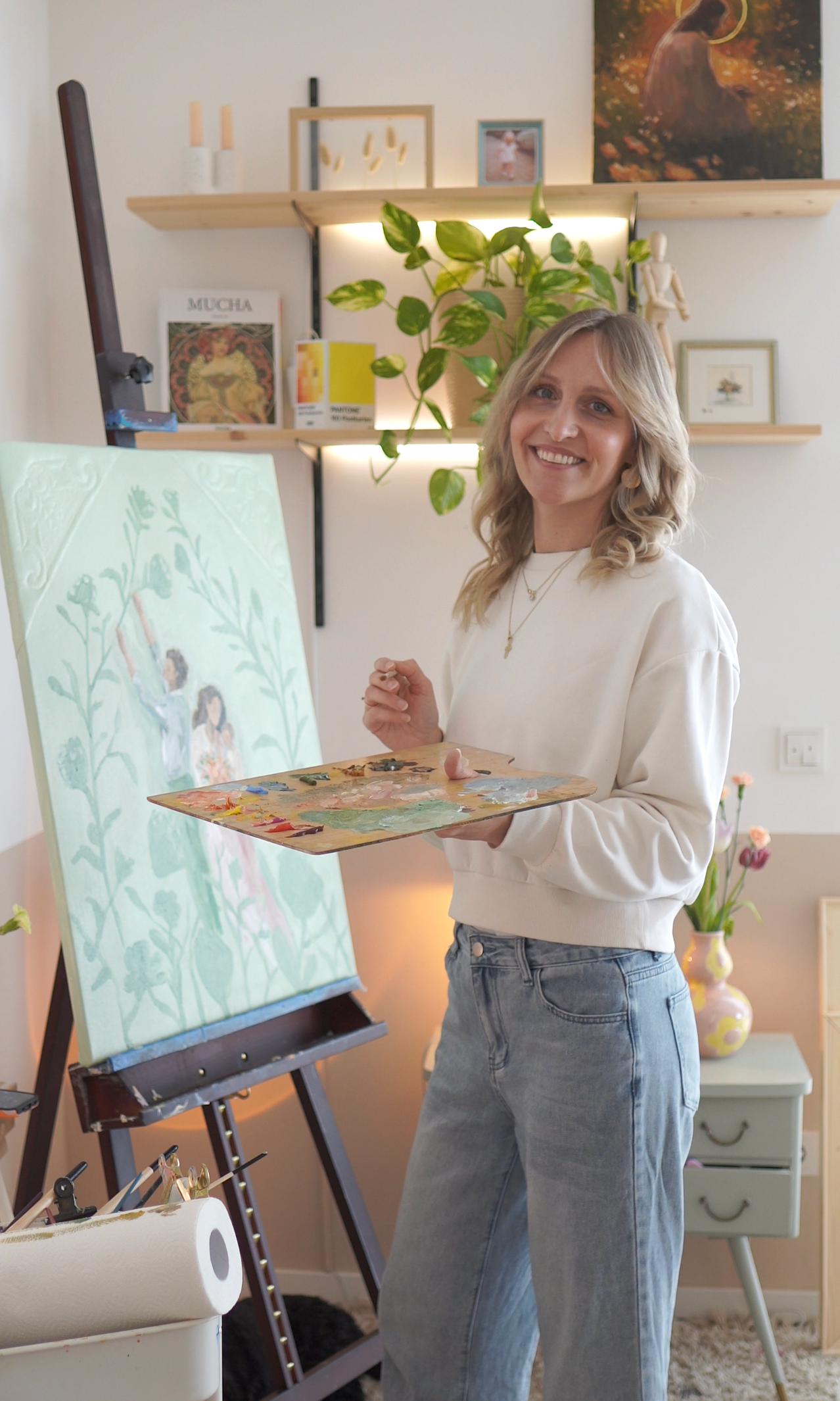 Natalie Ingerle beim Malen in ihrem Atelier