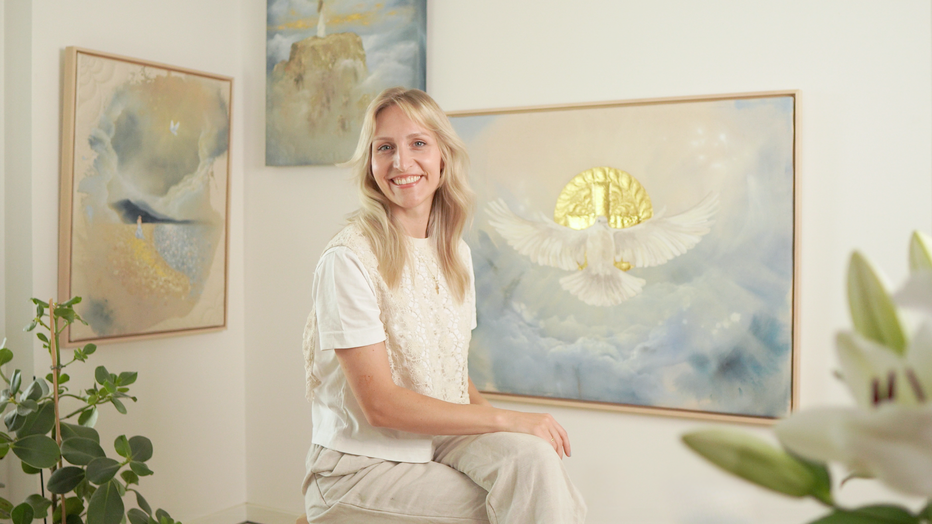 Kunstwerke von Natalie Ingerle an einer Wand