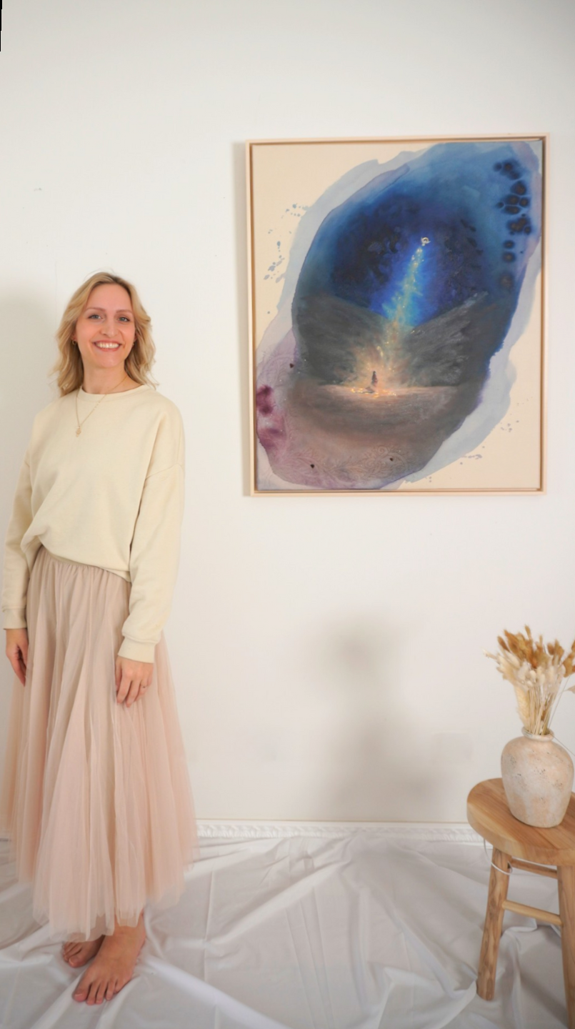 In Seinem Licht, christliches Gemälde von Natalie Ingerle an einer weißen Wand