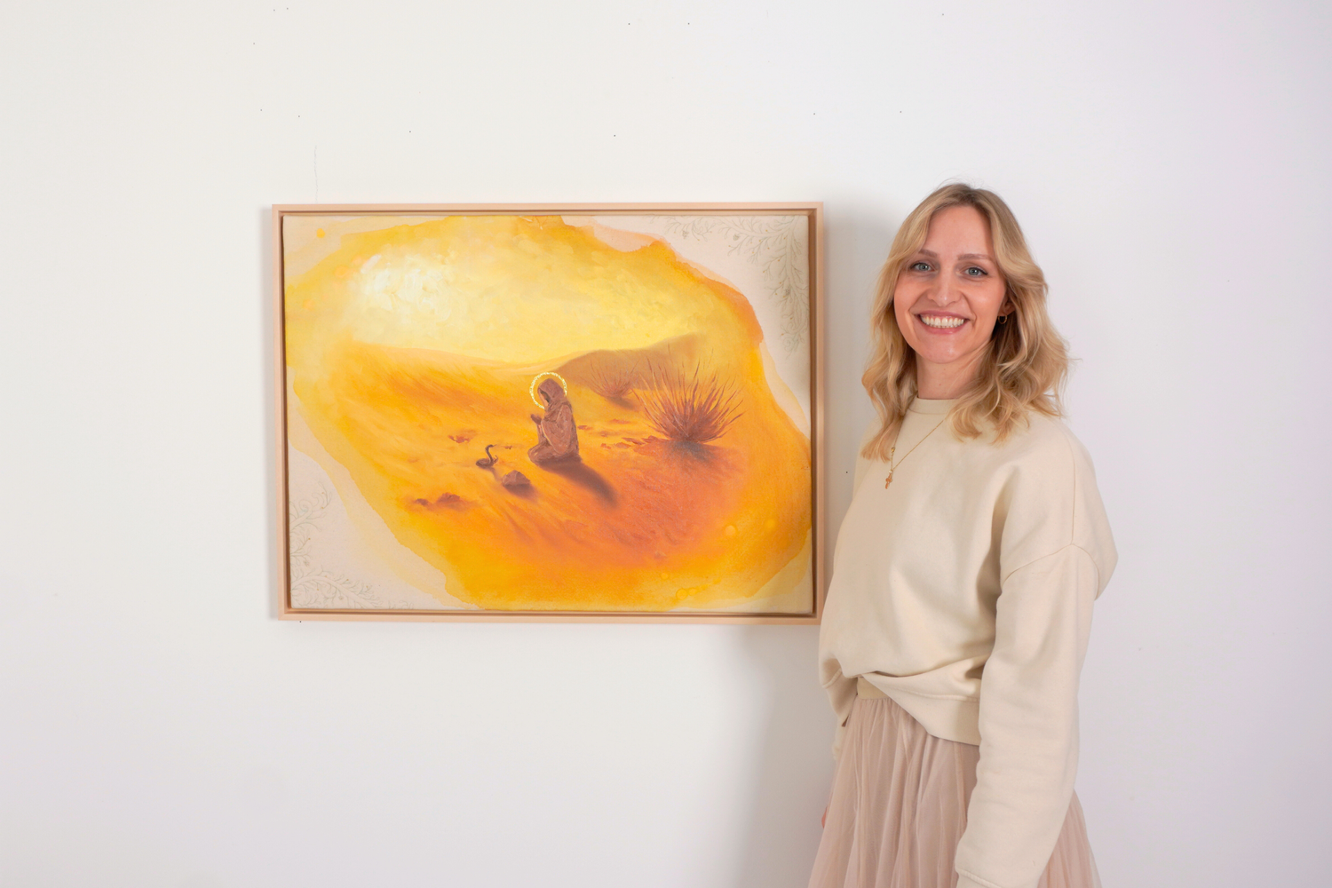 Natalie Ingerle neben dem Kunstwerk Nicht vom Brot allein