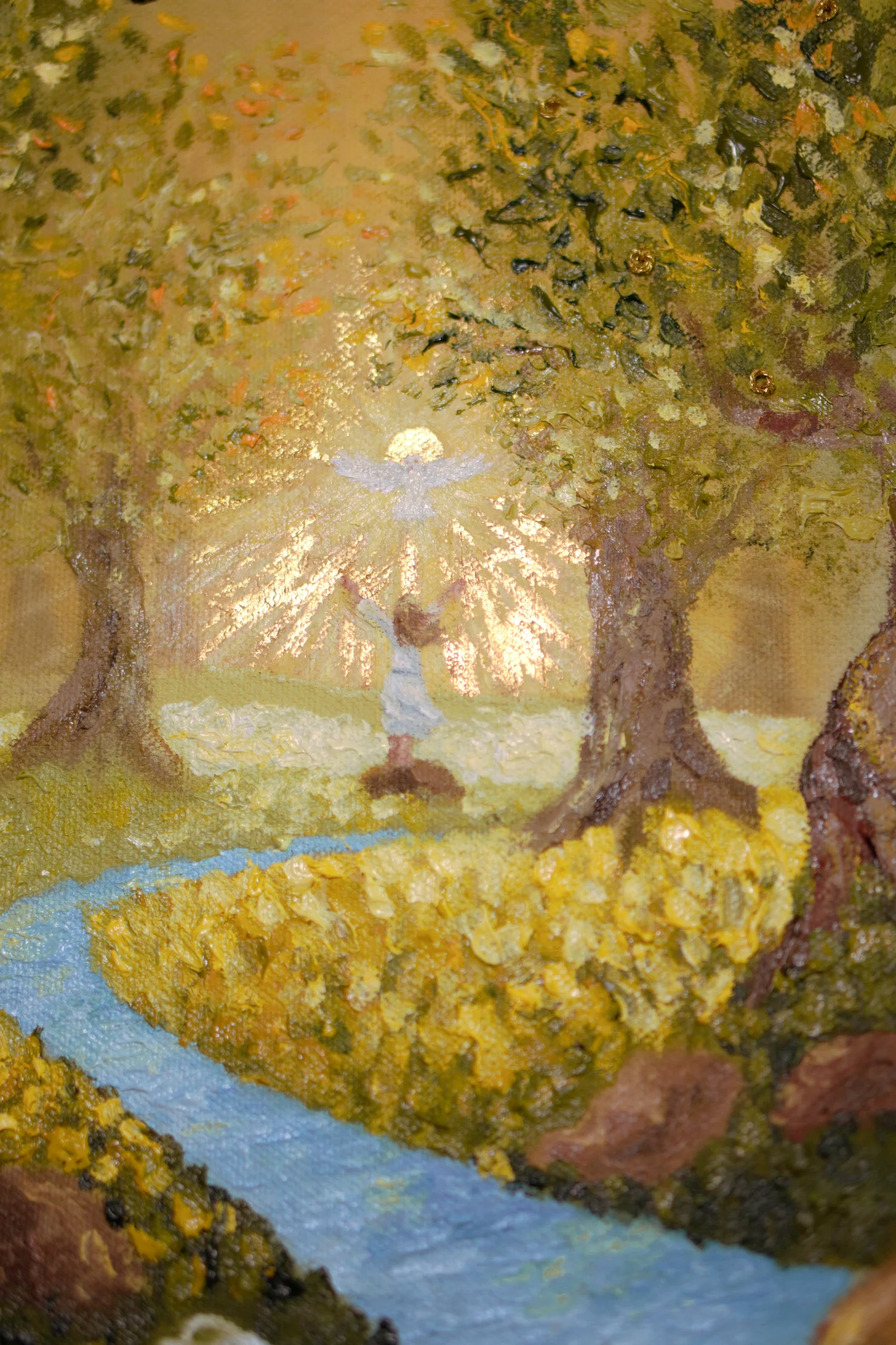 Seine Gnade fließt über mich, die Figur im Licht zwischen Olivenbäumen, Detailaufnahme