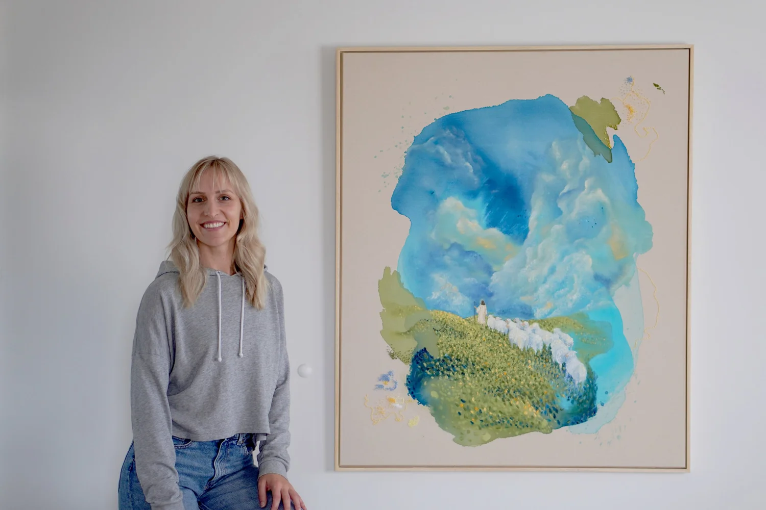 Natalie Ingerle neben ihrem Kunstwerk Der Herr ist mein Hirte