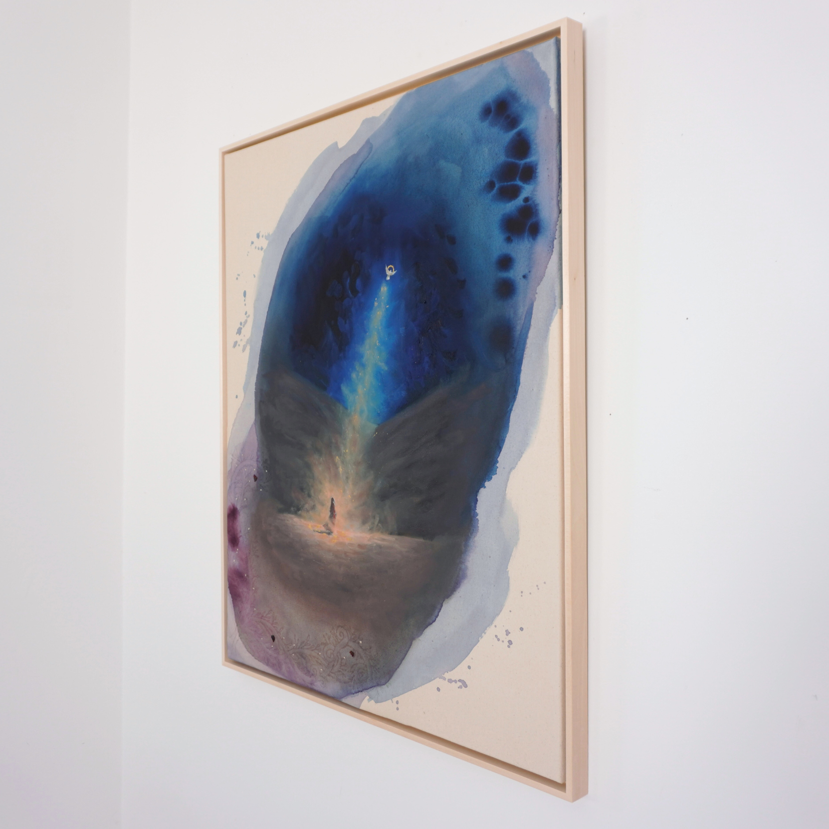 In Seinem Licht, christliches Gemälde von Natalie Ingerle an einer weißen Wand