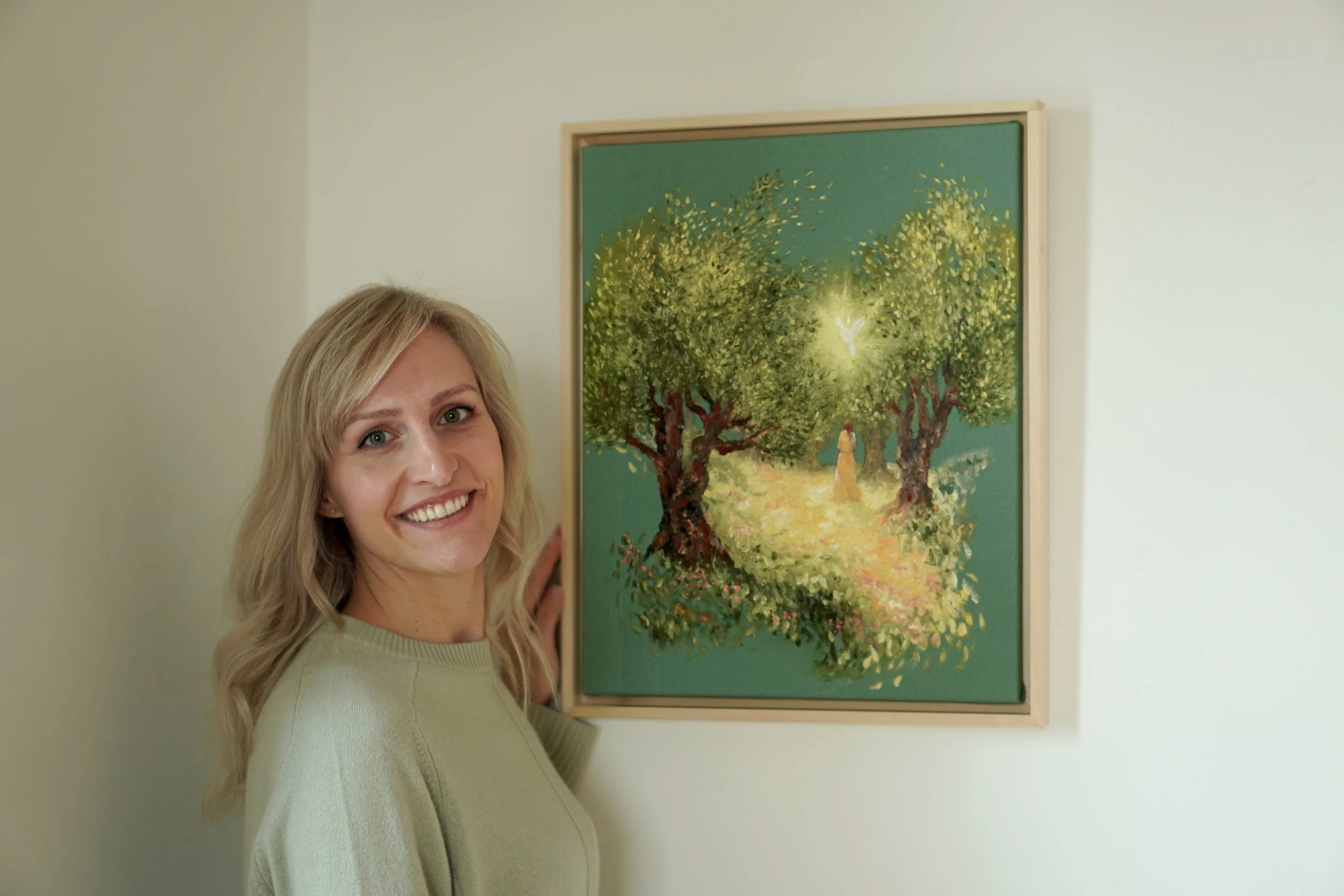Natalie Ingerle vor einem ihrer Kunstwerke