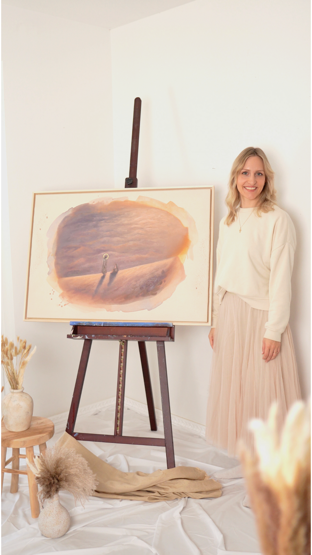 Natalie Ingerle mit ihrem Kunstwerk Midbar
