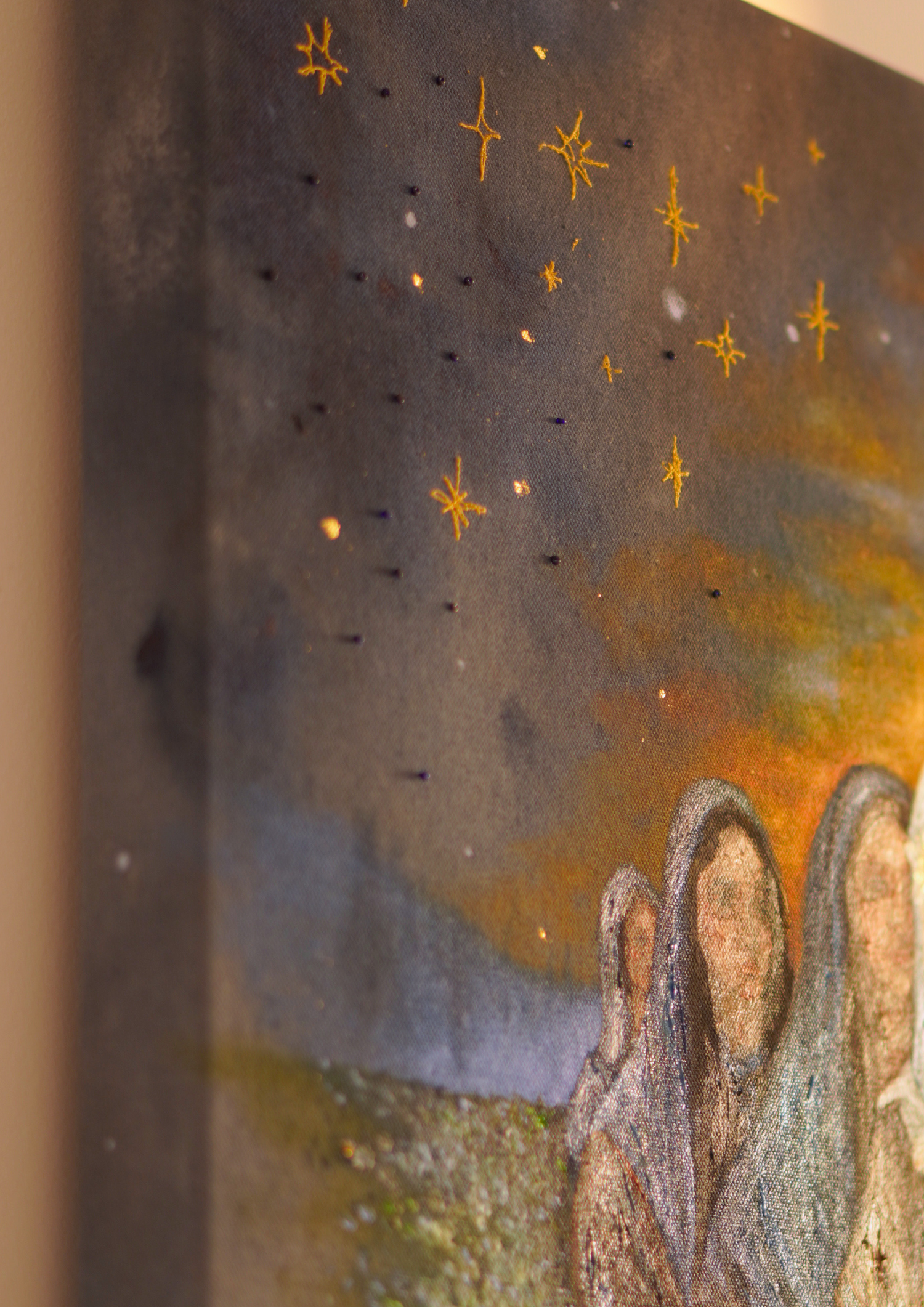 Gestickte Goldsterne auf der Leinwand von Maranatha